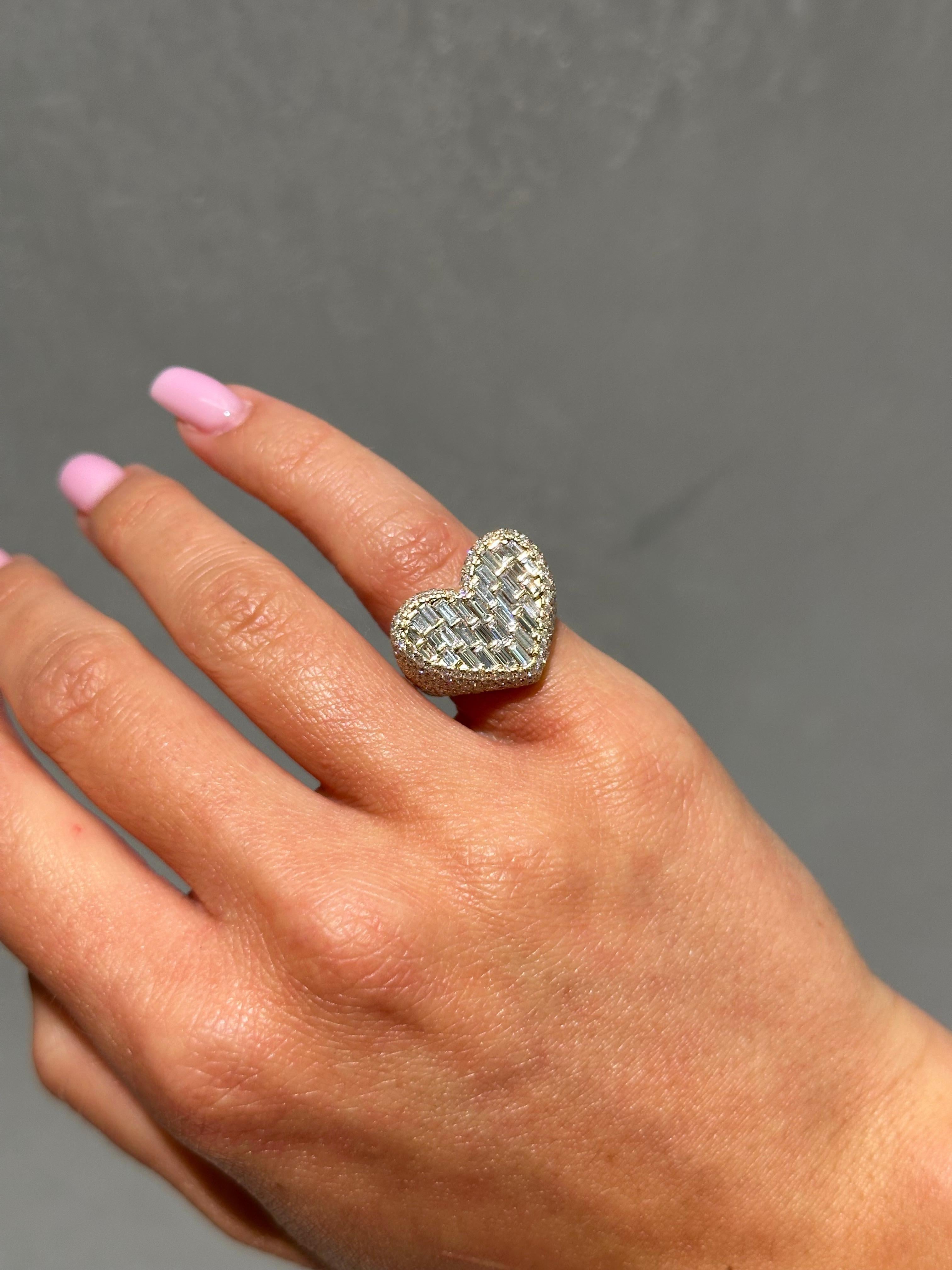 18K Yellow Gold and Natural Diamond Heart Shaped Signet Ring In New Condition For Sale In New York, NY