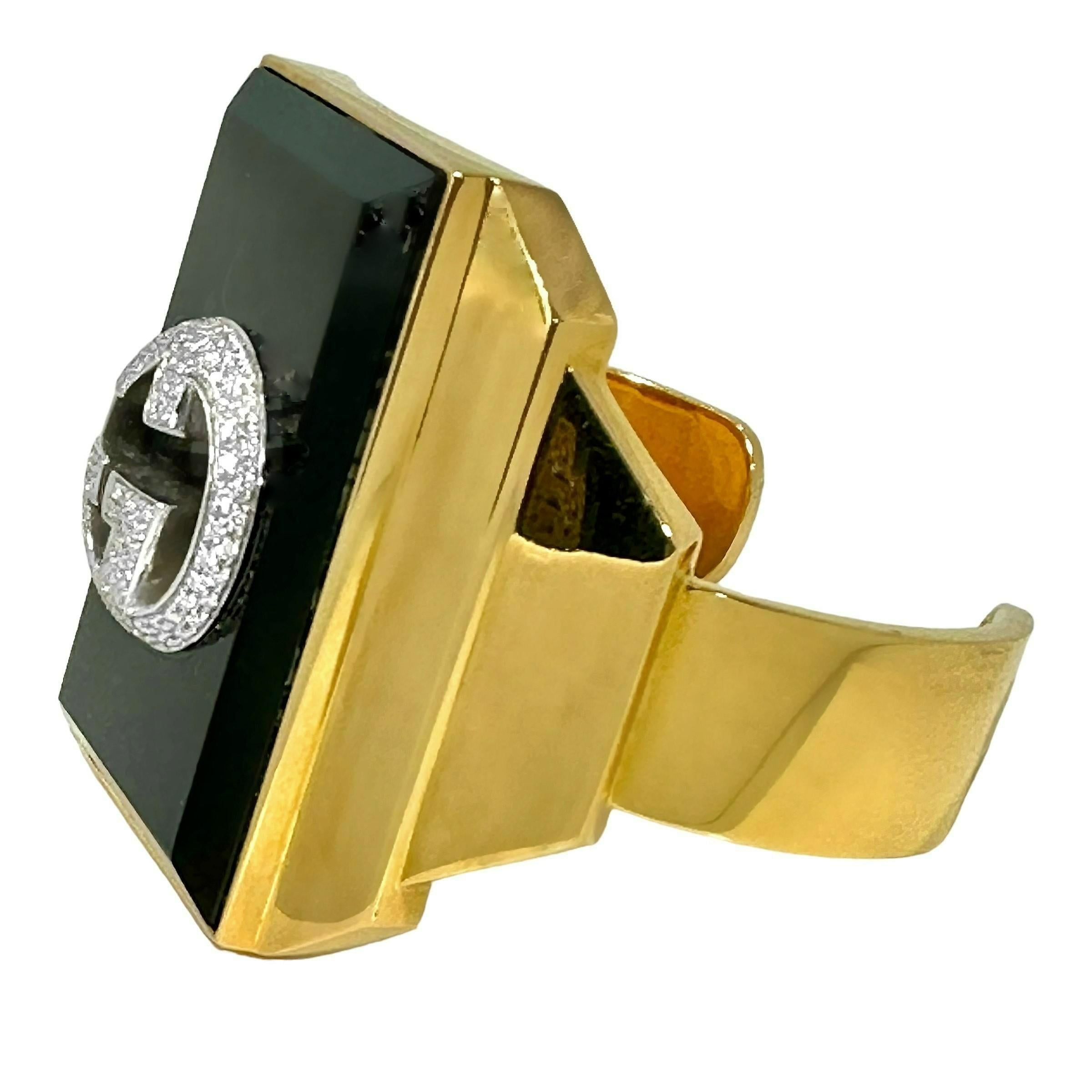 18 Karat Gelbgold und Onyx 2 Zoll breite Gucci-Manschettenknöpfe mit Diamant-GG-Logo (Moderne) im Angebot