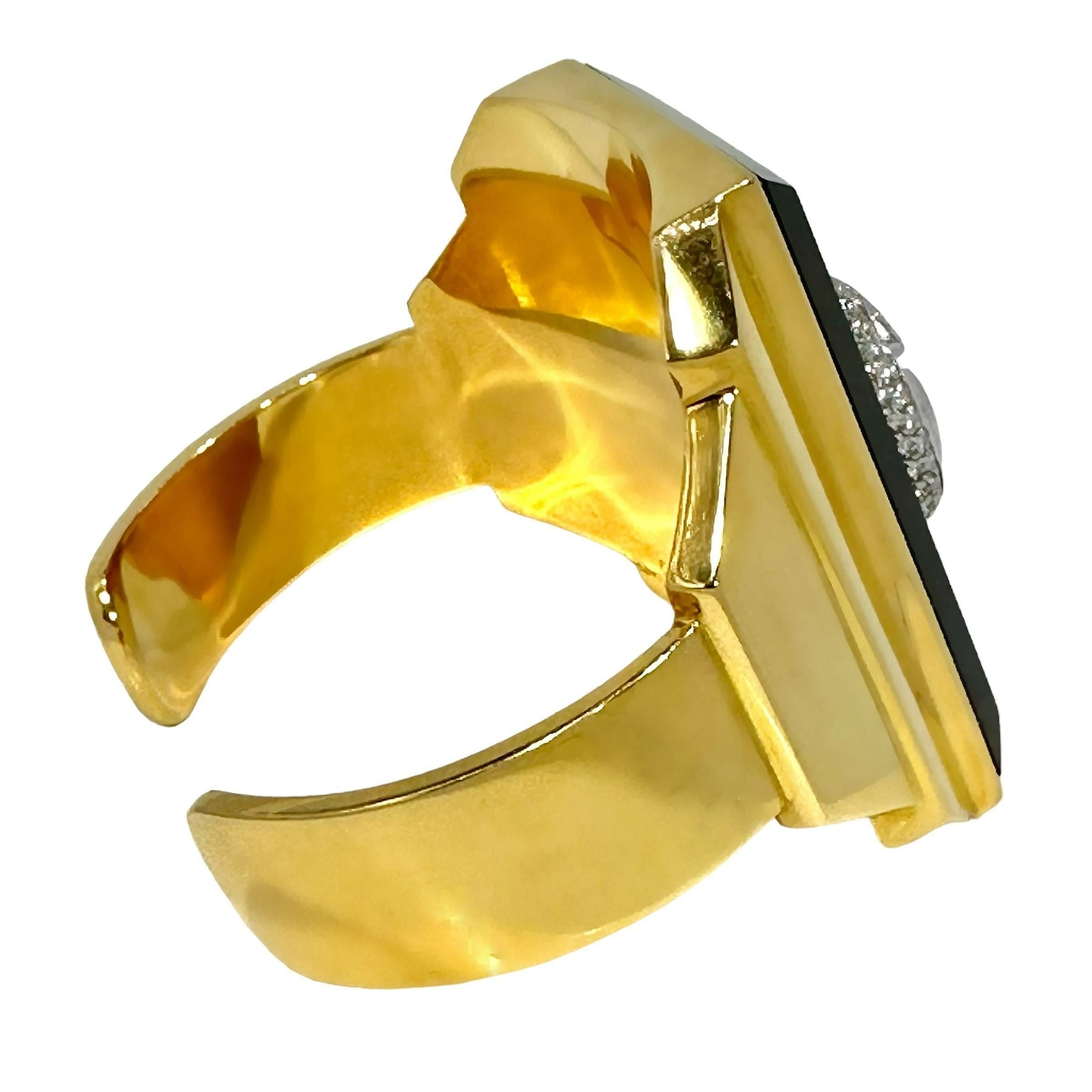 18k Yellow Gold and Onyx Gucci Cuff with Diamond GG Logo In Good Condition In Palm Beach, FL