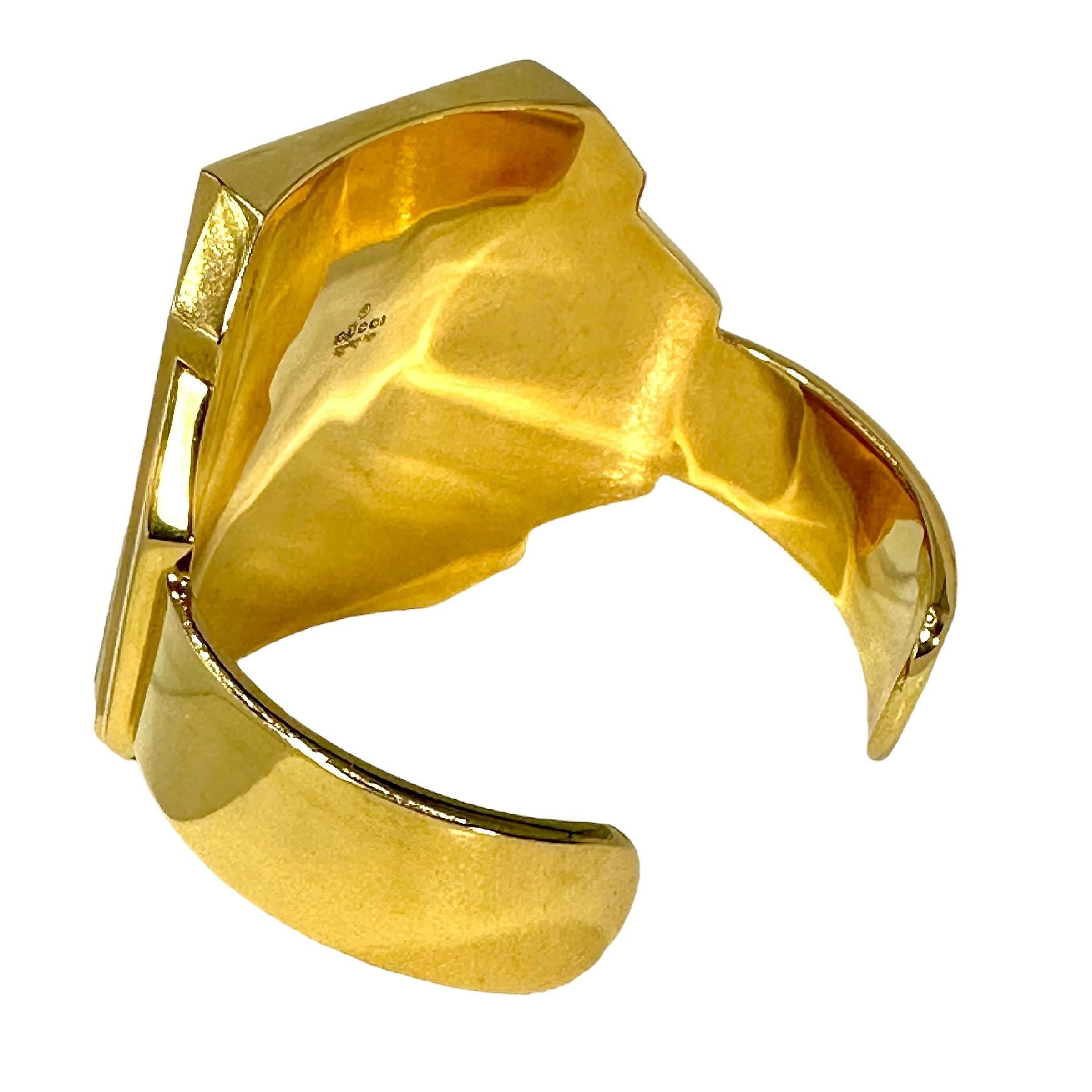 Gucci - Manchette large en or jaune 18 carats et onyx de 2 pouces avec logo GG et diamants en vente 1