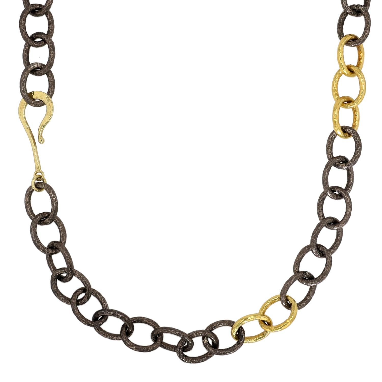 Diese elegante Halskette von Jorge Adeler besticht durch die Kombination von 18-karätigem Gelbgold und oxidiertem Silber, die zu einer Reihe von Gliederketten verarbeitet wurden. Das Design ist mit einem Fischhakenverschluss versehen, der ein