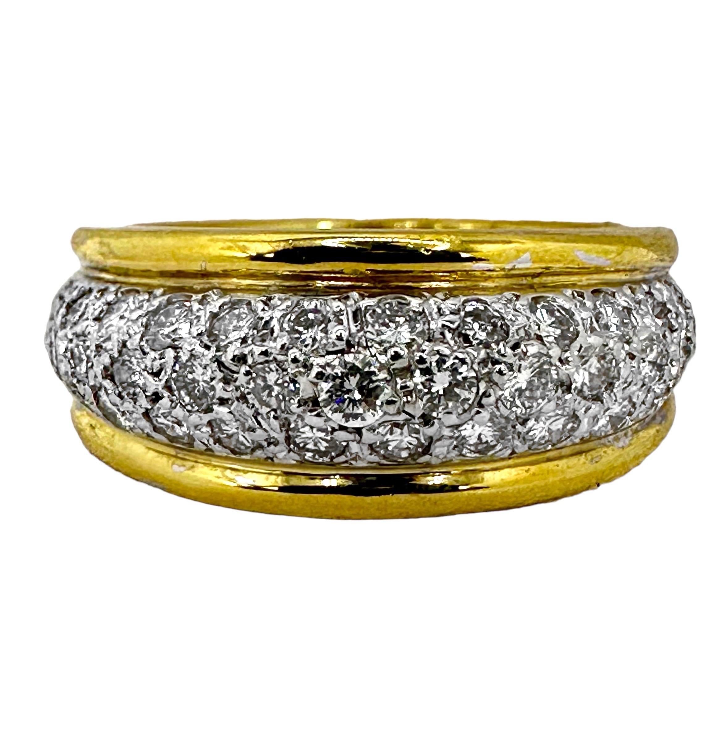 Cette bague dôme de petite taille est façonnée en or jaune 18 carats et est sertie de diamants sur le dessus. Les diamants sont bordés de chaque côté par des arêtes en or poli. Elle peut être portée comme une bague décontractée pour la main droite,