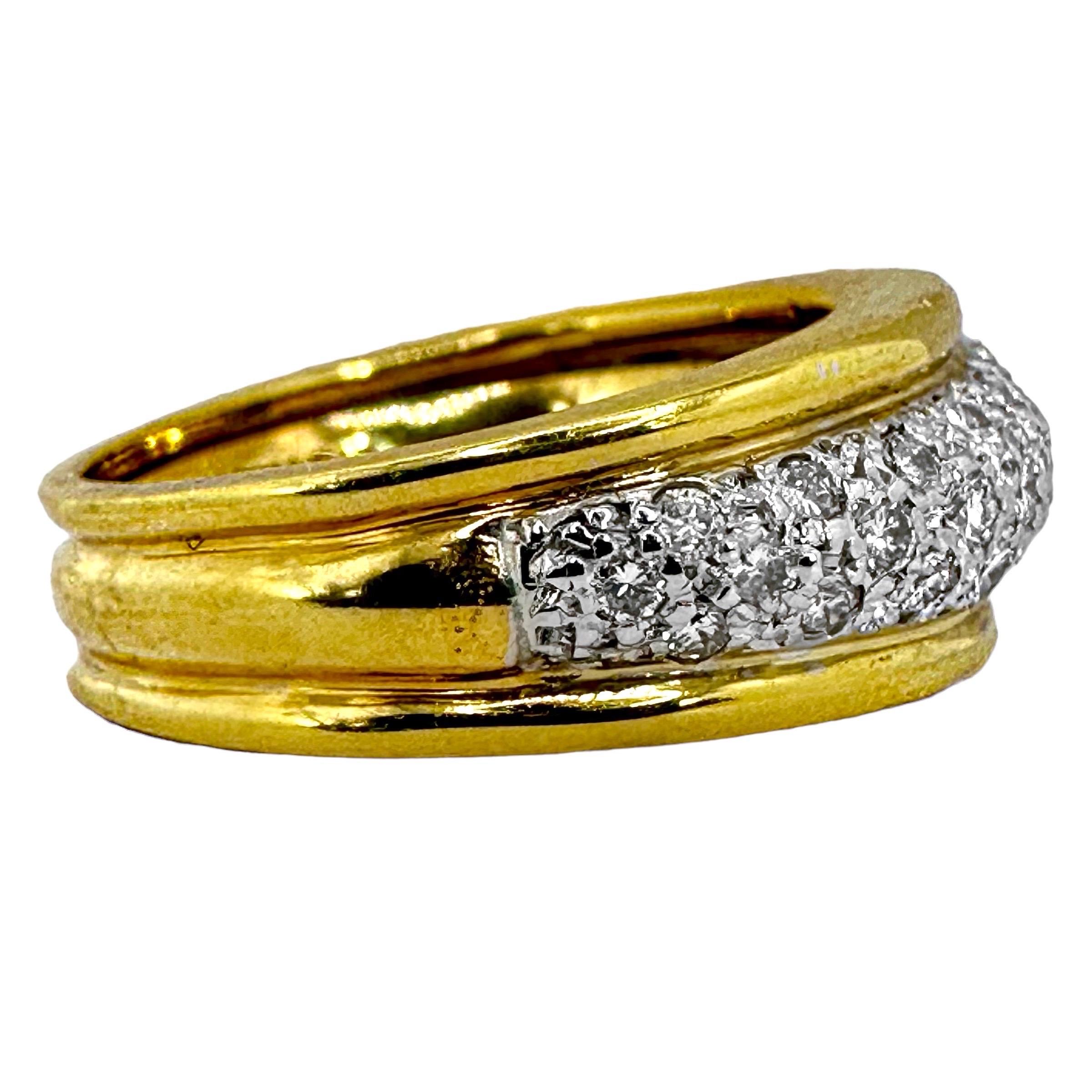 Moderne Bague à dôme en or jaune 18K et diamants sertis en pavé en vente