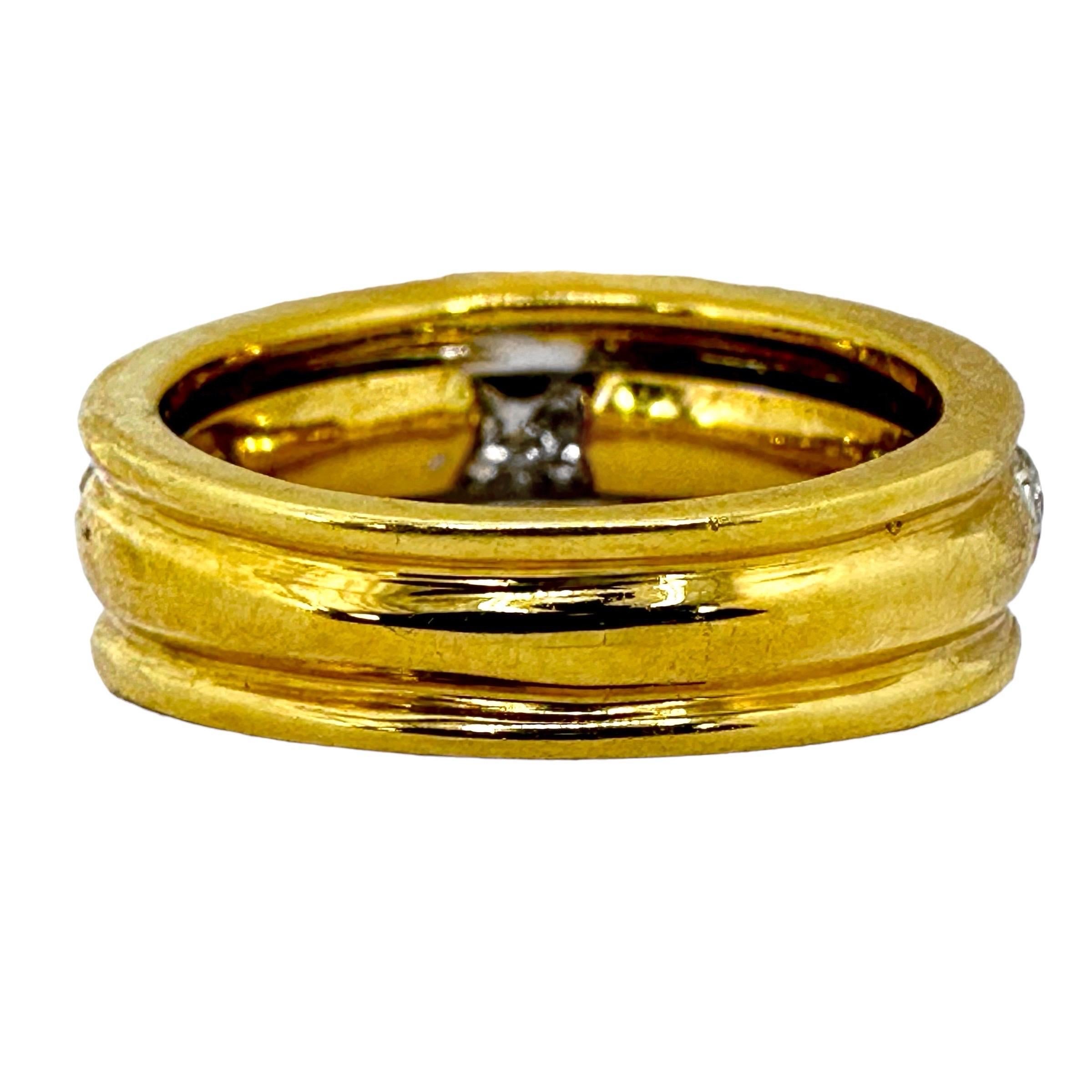 Taille brillant Bague à dôme en or jaune 18K et diamants sertis en pavé en vente