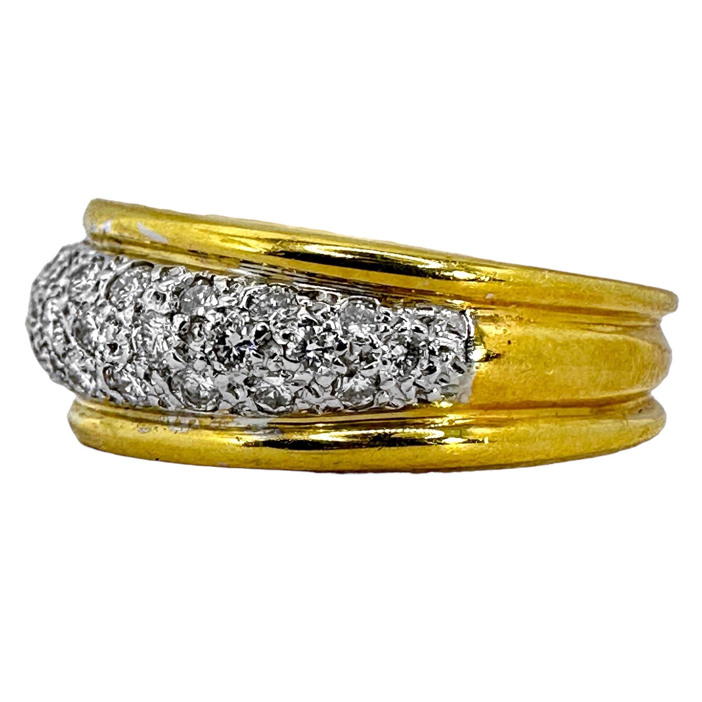 Bague à dôme en or jaune 18K et diamants sertis en pavé Bon état - En vente à Palm Beach, FL