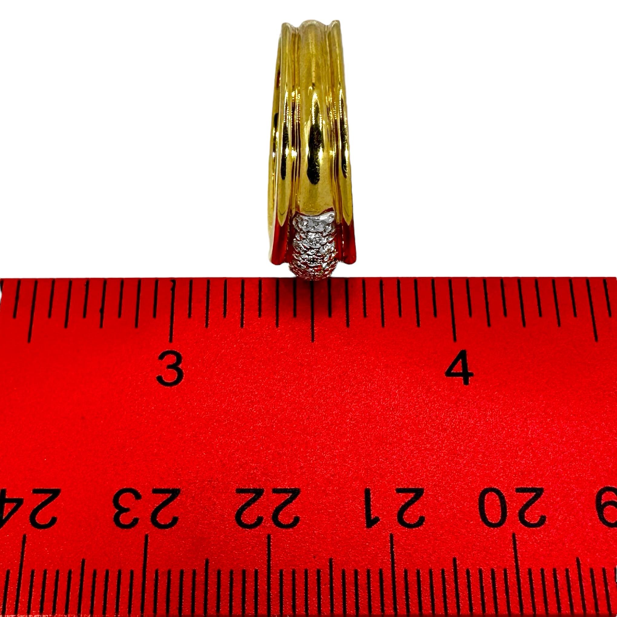 Bague à dôme en or jaune 18K et diamants sertis en pavé en vente 1
