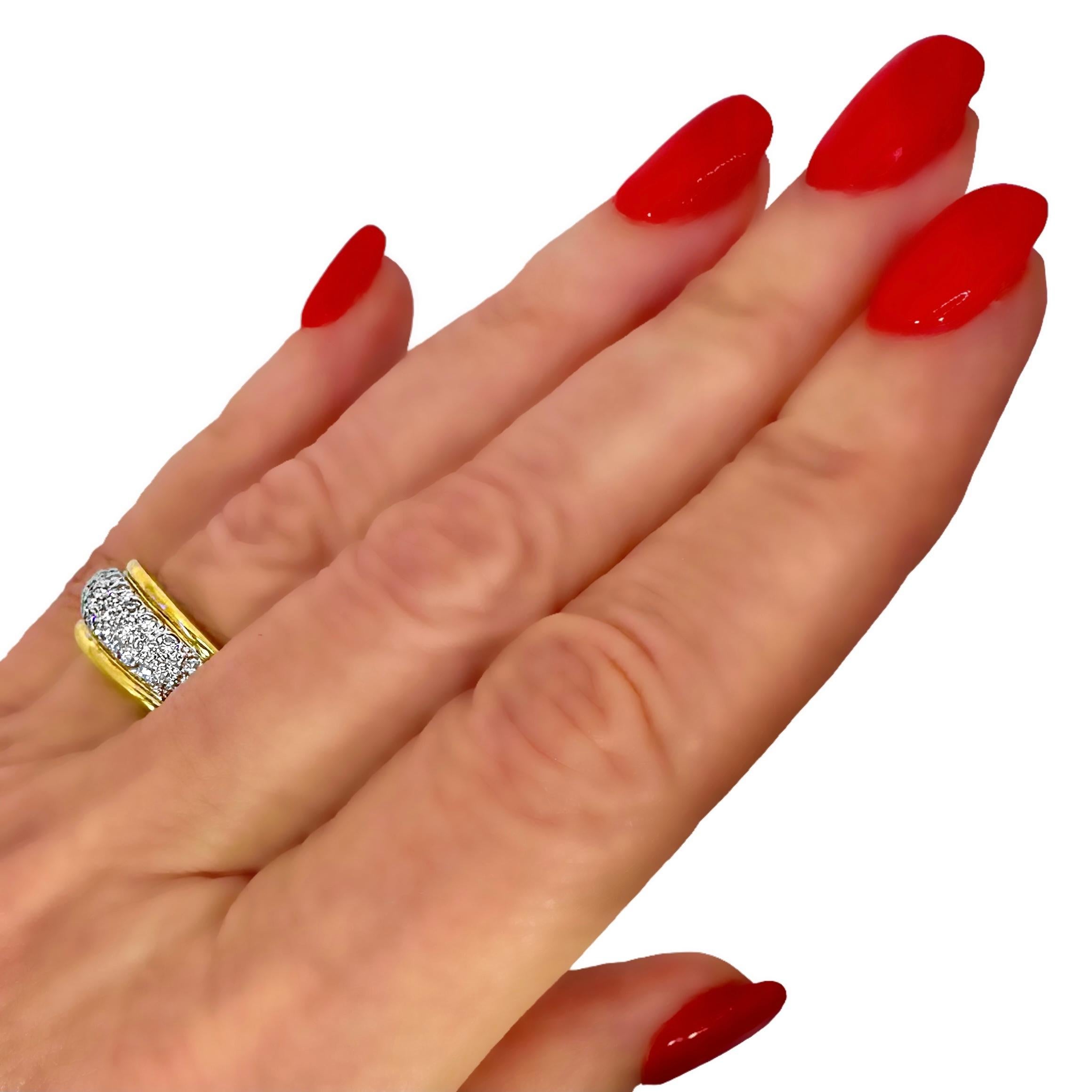 Bague à dôme en or jaune 18K et diamants sertis en pavé en vente 3