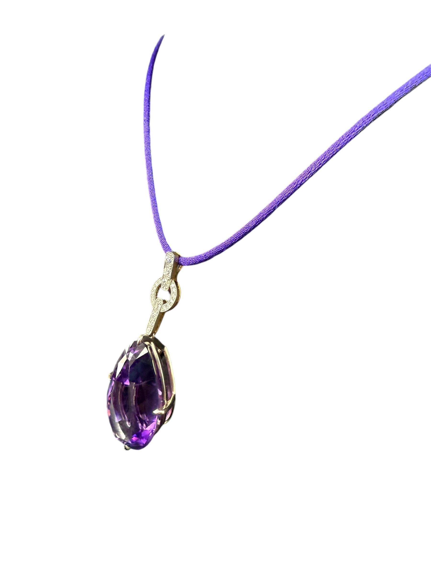 Une fusion saisissante de luxe et d'art.

Ce collier pendentif met en valeur une superbe améthyste de 52,86 carats taillée en poire, qui rayonne d'une riche teinte violette. L'améthyste est élégamment suspendue à un délicat ruban de soie, rehaussé