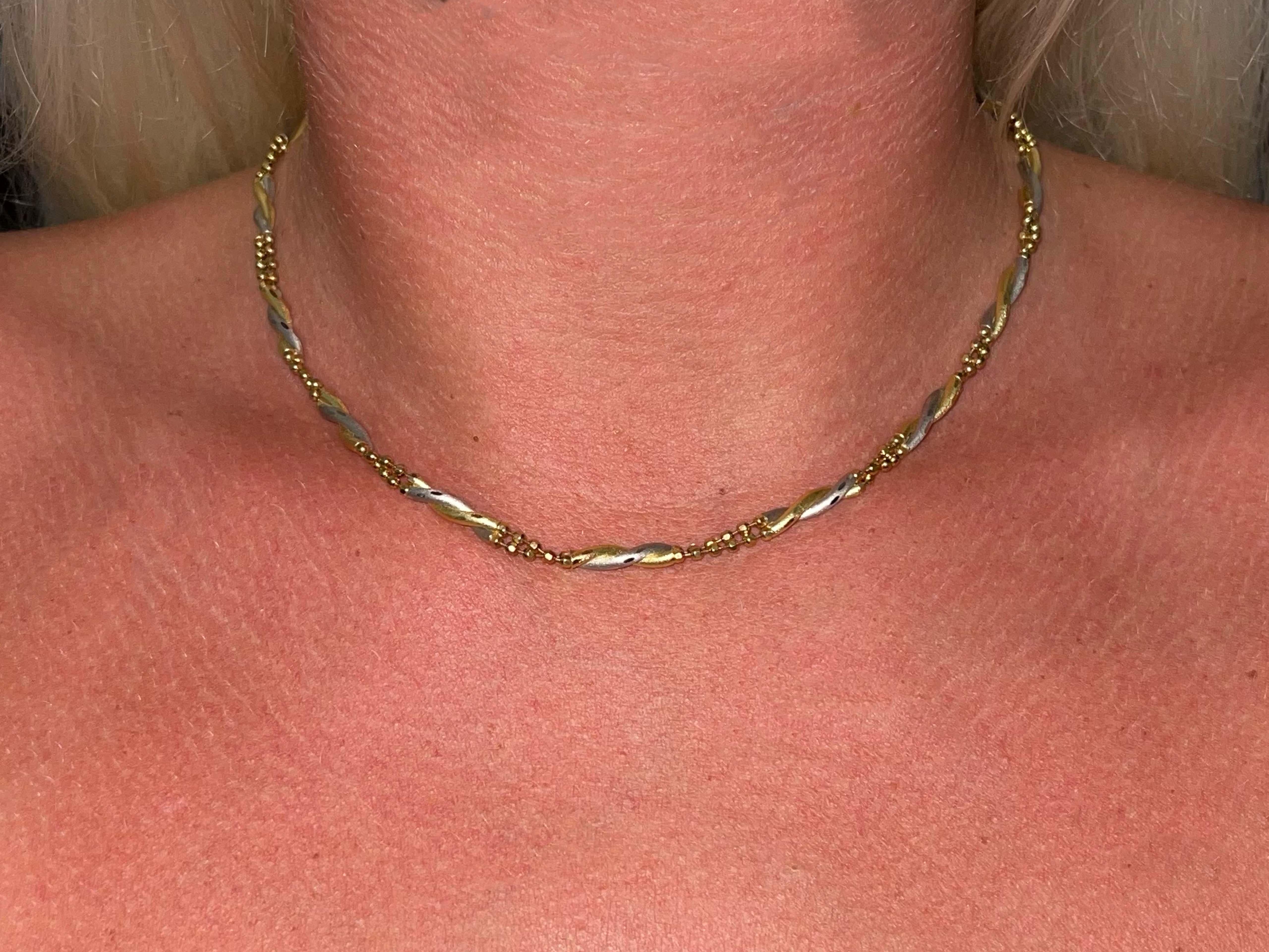 Spécifications de l'article :

Métal du collier : or jaune 18k et platine 850
Poids total : 14,6 grammes

Longueur de la chaîne : 16 pouces 

Estampillé : 