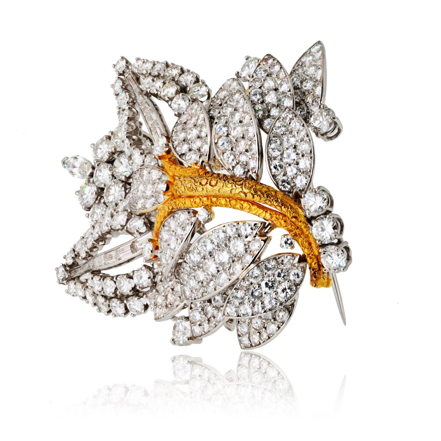 Moderne Broche feuille d'arbre en or jaune 18K et platine avec diamants en vente