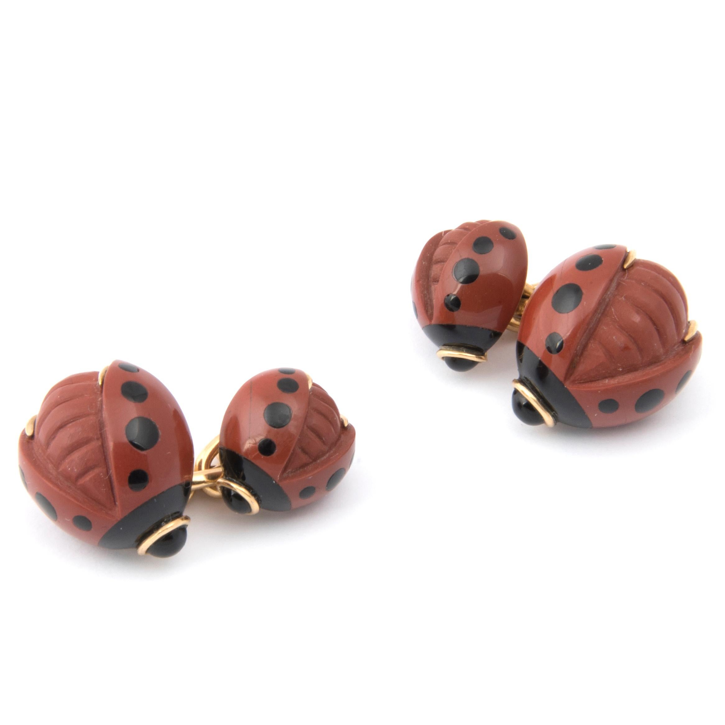 Pair of cufflinks designed as two ladybirds in red hard stone inlaid with black onyx, joined by an 18k yellow gold chain
French or Italian, 20th century

