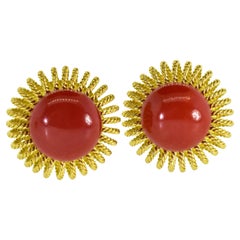 Boucles d'oreilles vintage en or jaune 18 carats et corail méditerranéen rouge sang de bœuf, vers 1950.