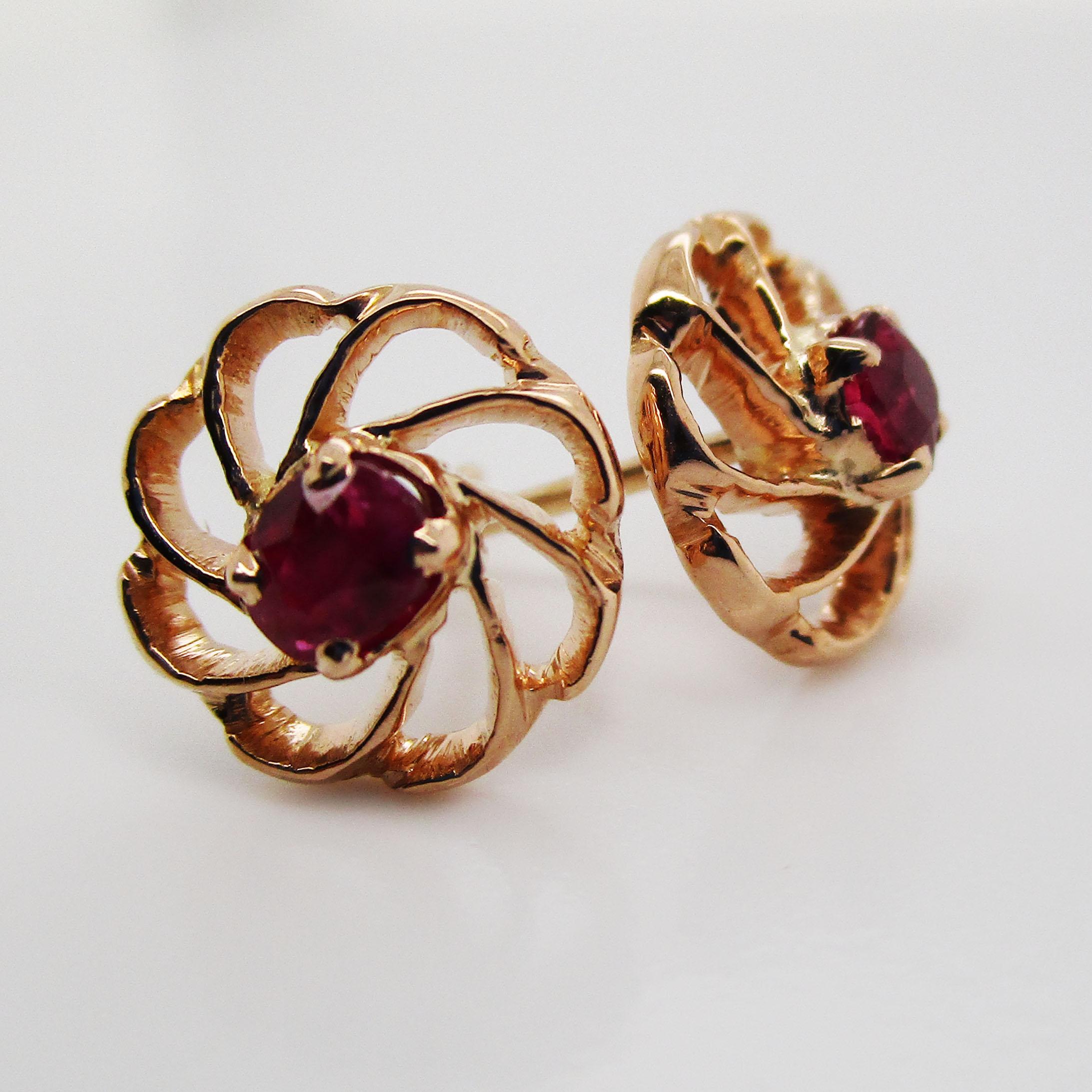 Women's or Men's 18 Karat Yellow Gold and Red Ruby Stud Earrings