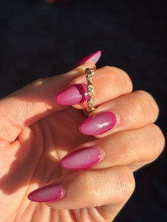 Anillo texturizado de oro amarillo de 18 quilates y diamantes redondos talla brillante