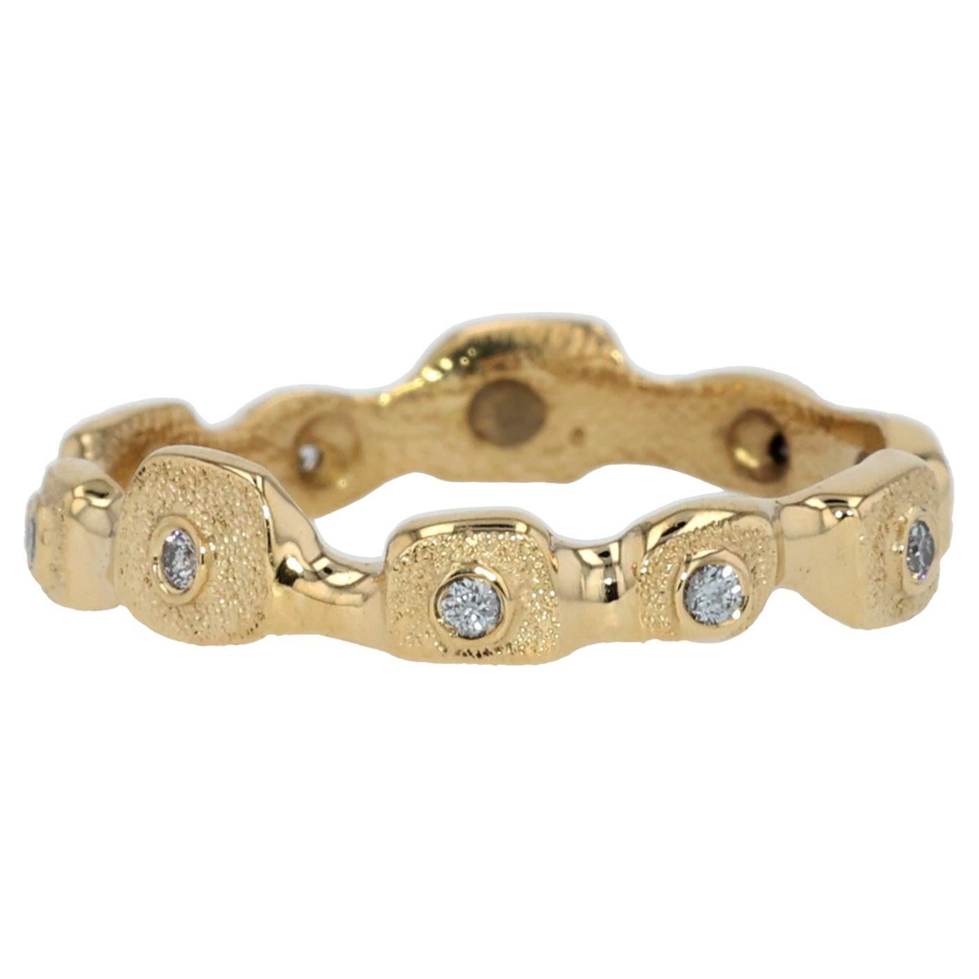 18K Yellow Gold and Round Brilliant Cut Diamonds Textured Ring