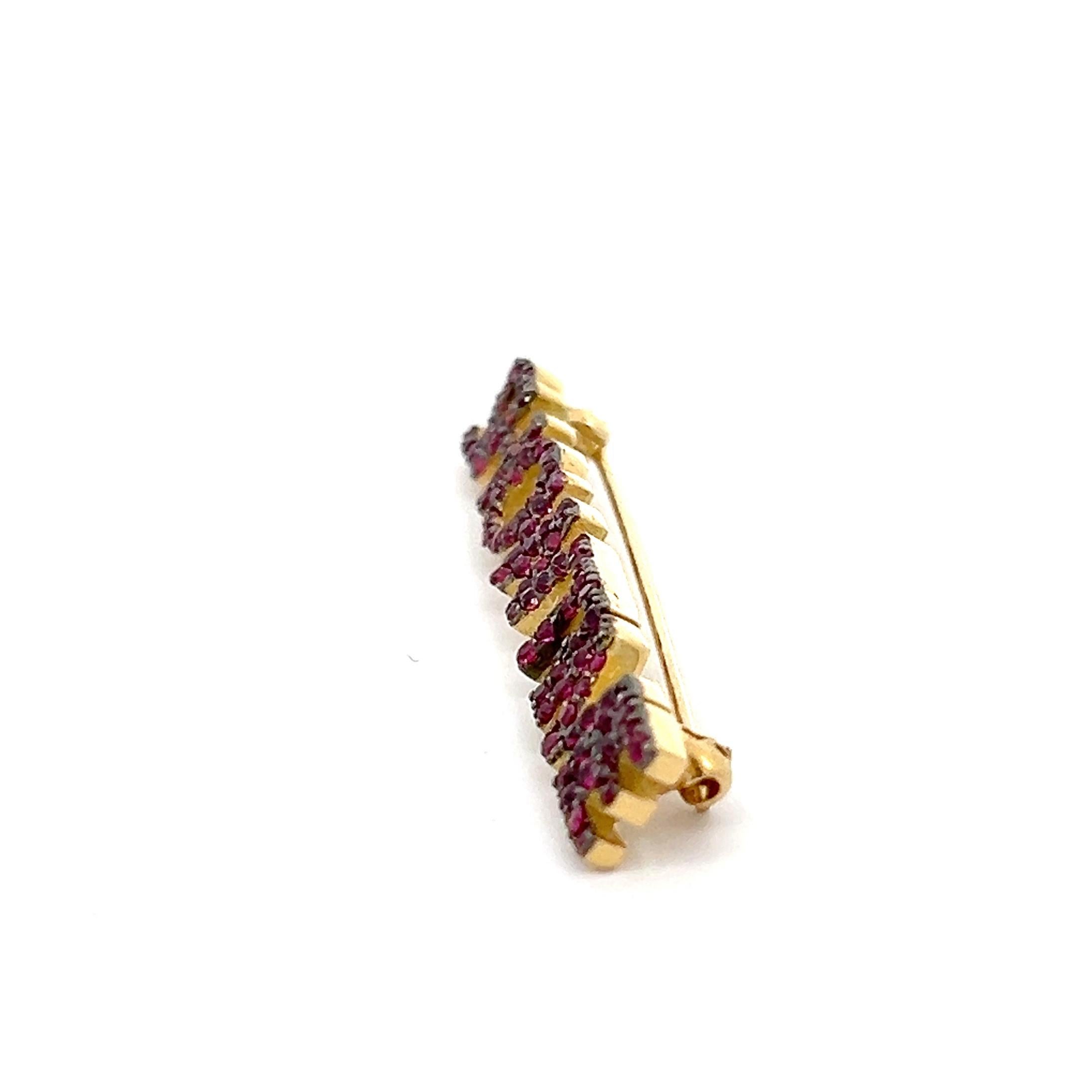 18k Yellow Gold and Rubies Showtime Pin In New Condition For Sale In New York, NY