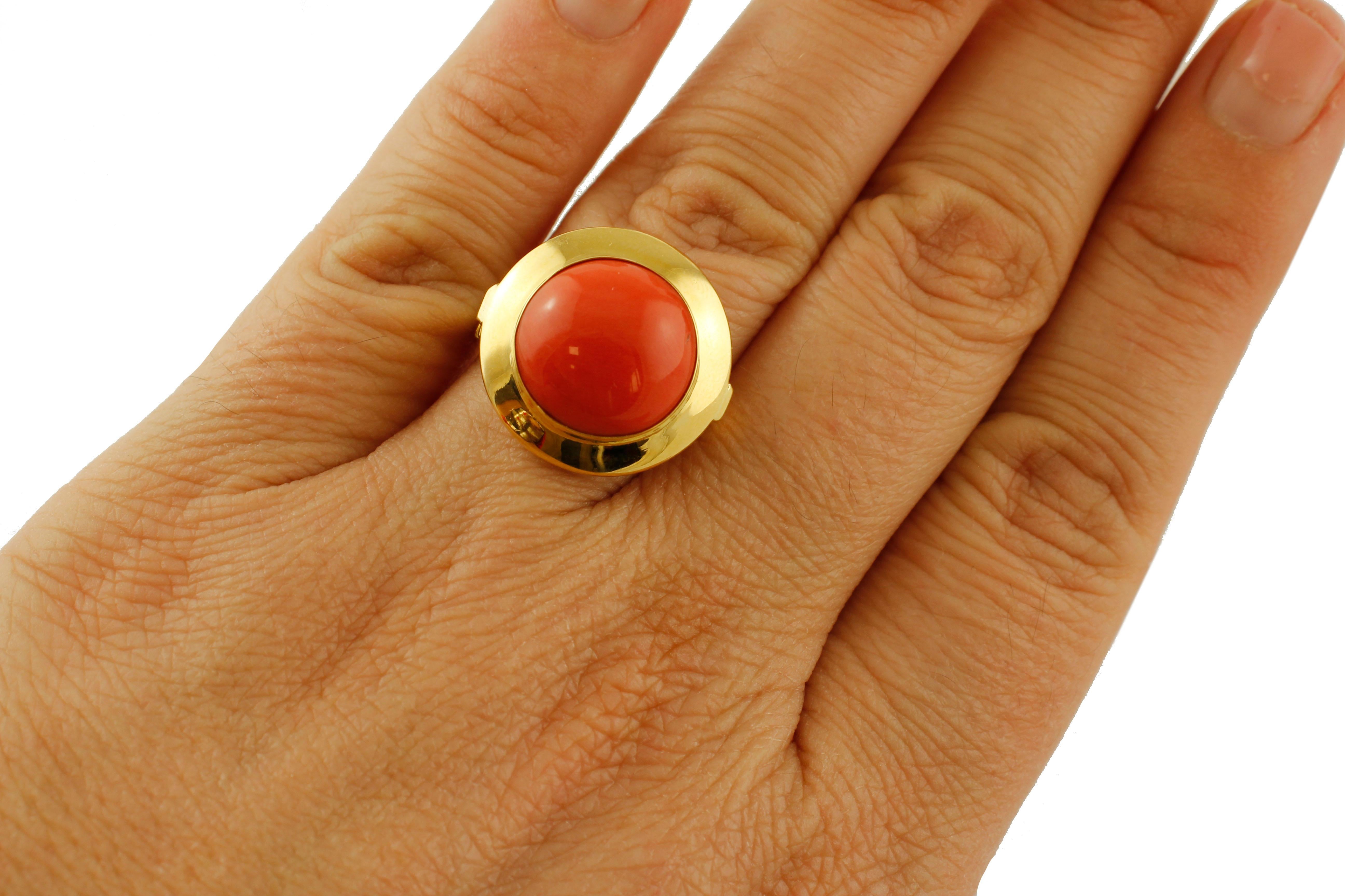 18 Karat Yellow Gold and Rubrum Coral Vintage Ring In Good Condition In Marcianise, Marcianise (CE)