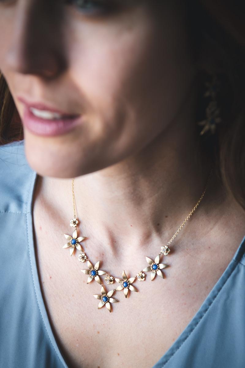 Cet élégant collier à bavette en saphir et diamant en or 18 carats est fabriqué par Jennifer Rutheny dans son atelier de la vallée de l'Hudson, dans l'État de New York. Les fleurs sont sculptées à la main dans la cire et coulées dans de l'or 18