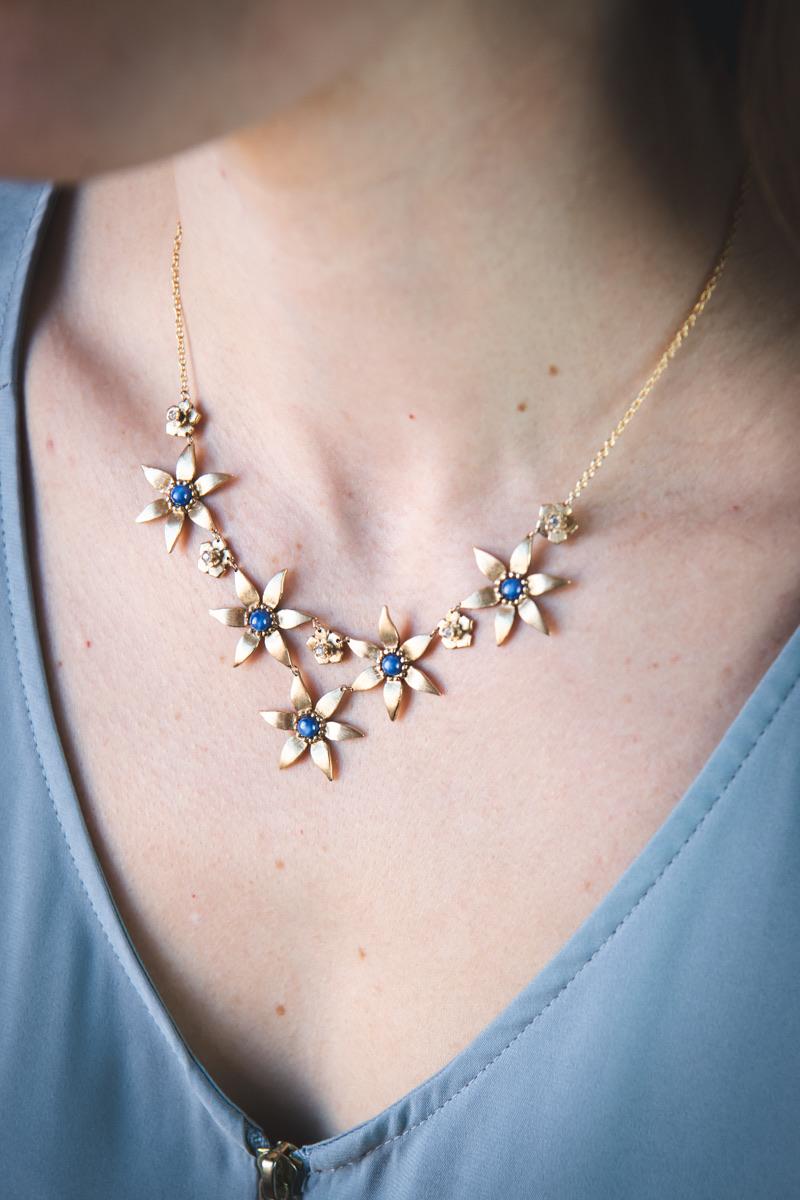 Artiste Collier à bavette en or jaune 18K et saphir floral en vente