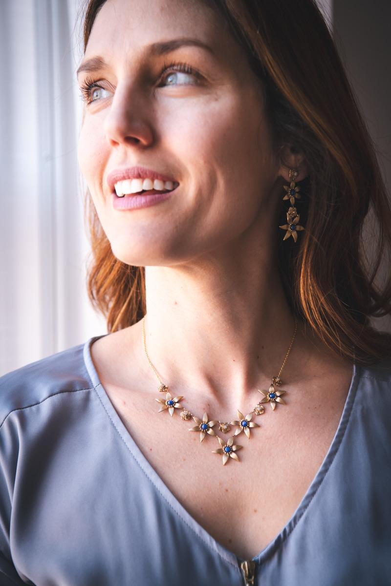 Taille cabochon Collier à bavette en or jaune 18K et saphir floral en vente