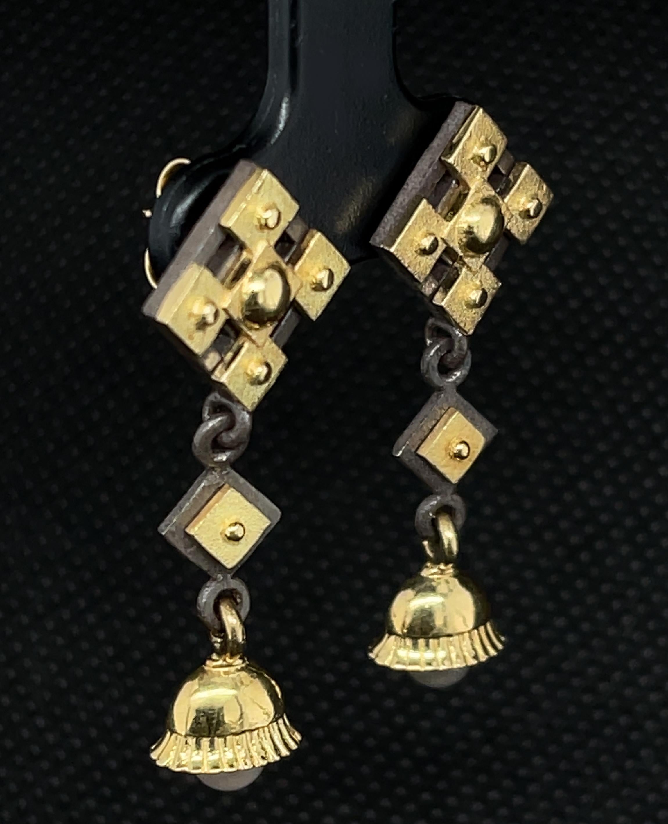 Antike Perlmutt-Spielzeug-Ohrringe, Gelbgold und Silber  (Kunsthandwerker*in) im Angebot