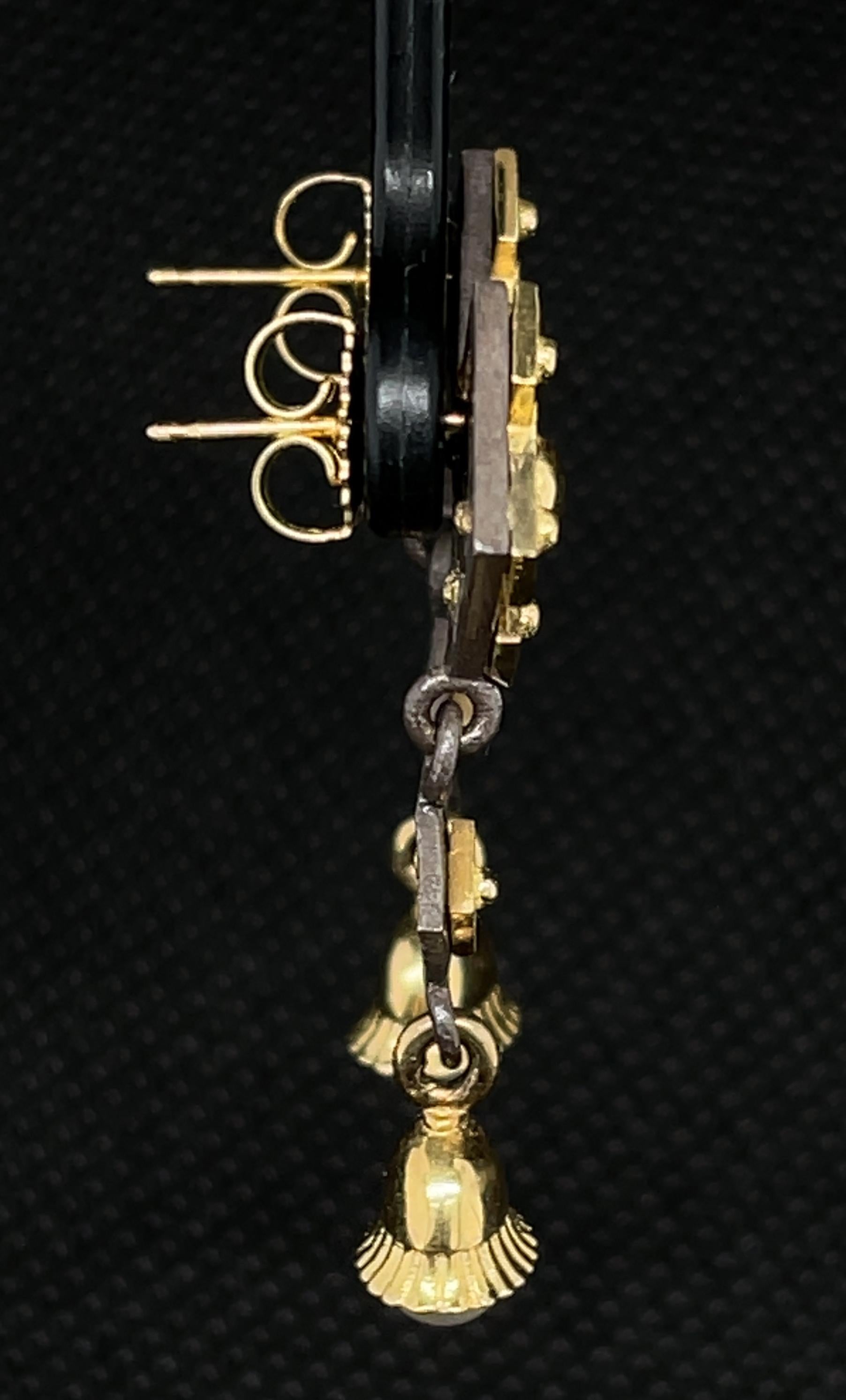 Antike Perlmutt-Spielzeug-Ohrringe, Gelbgold und Silber  (Carréeschliff) im Angebot