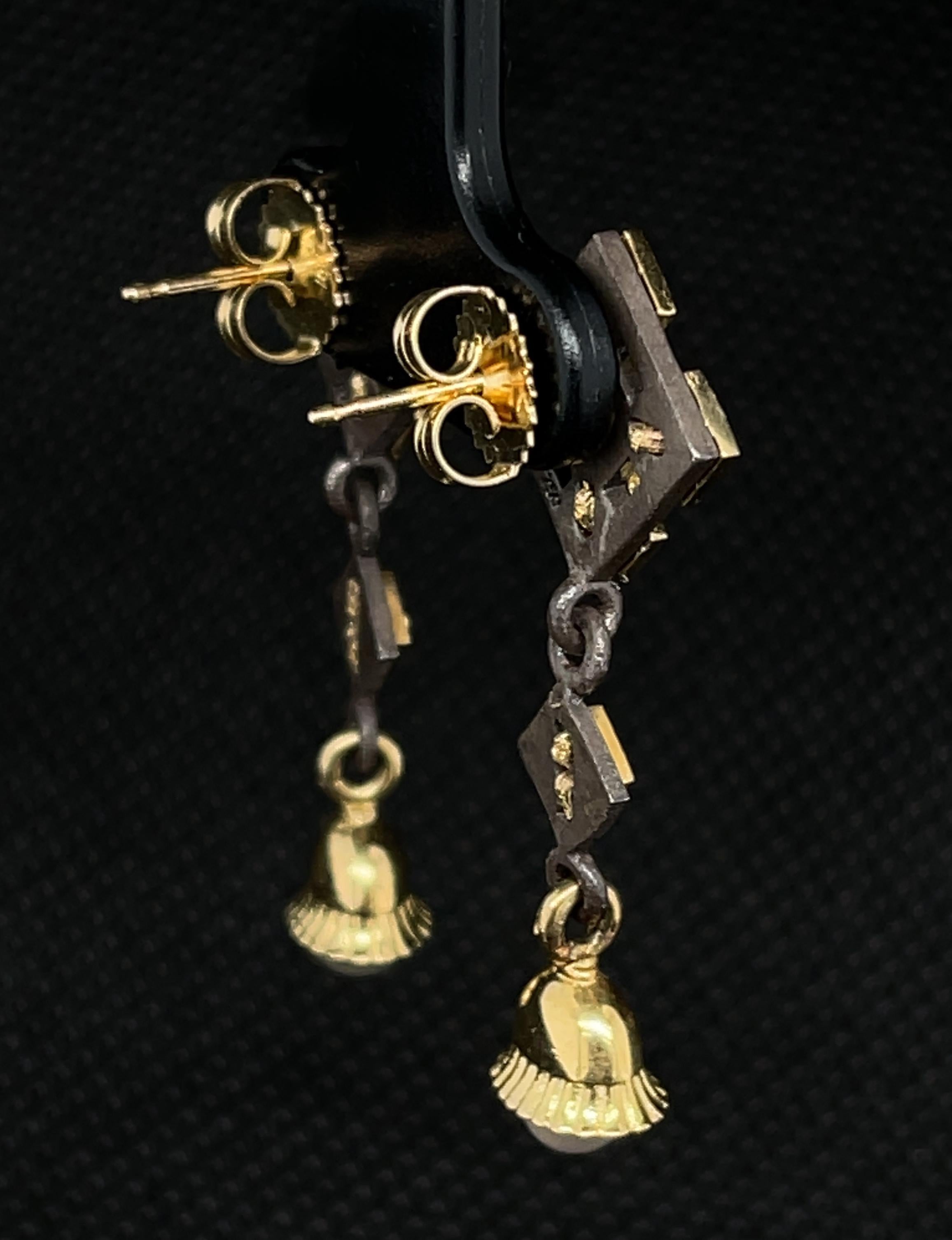 Boucles d'oreilles pendantes nacre, or jaune et argent  Neuf - En vente à Los Angeles, CA