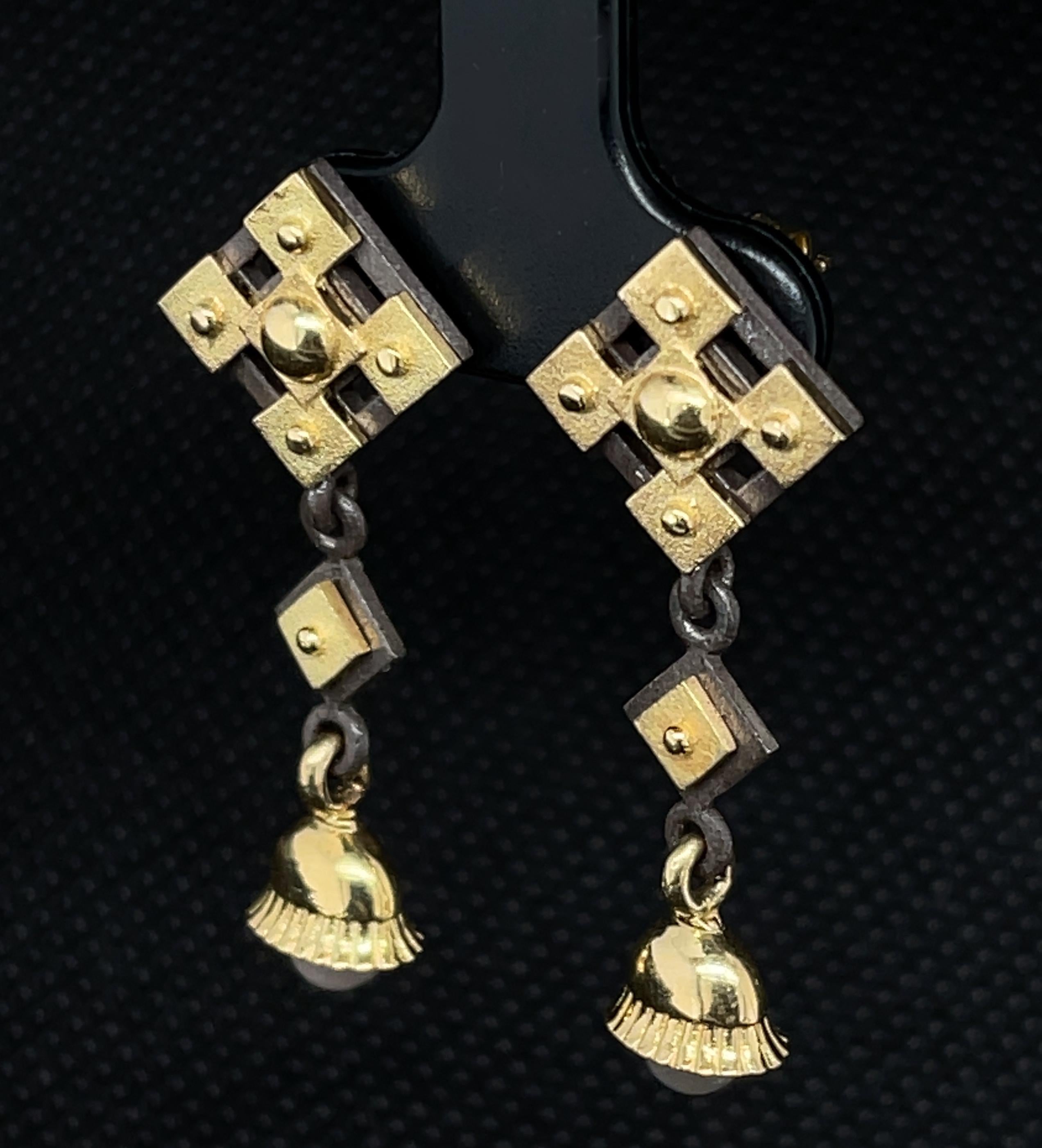 Antike Perlmutt-Spielzeug-Ohrringe, Gelbgold und Silber  für Damen oder Herren im Angebot
