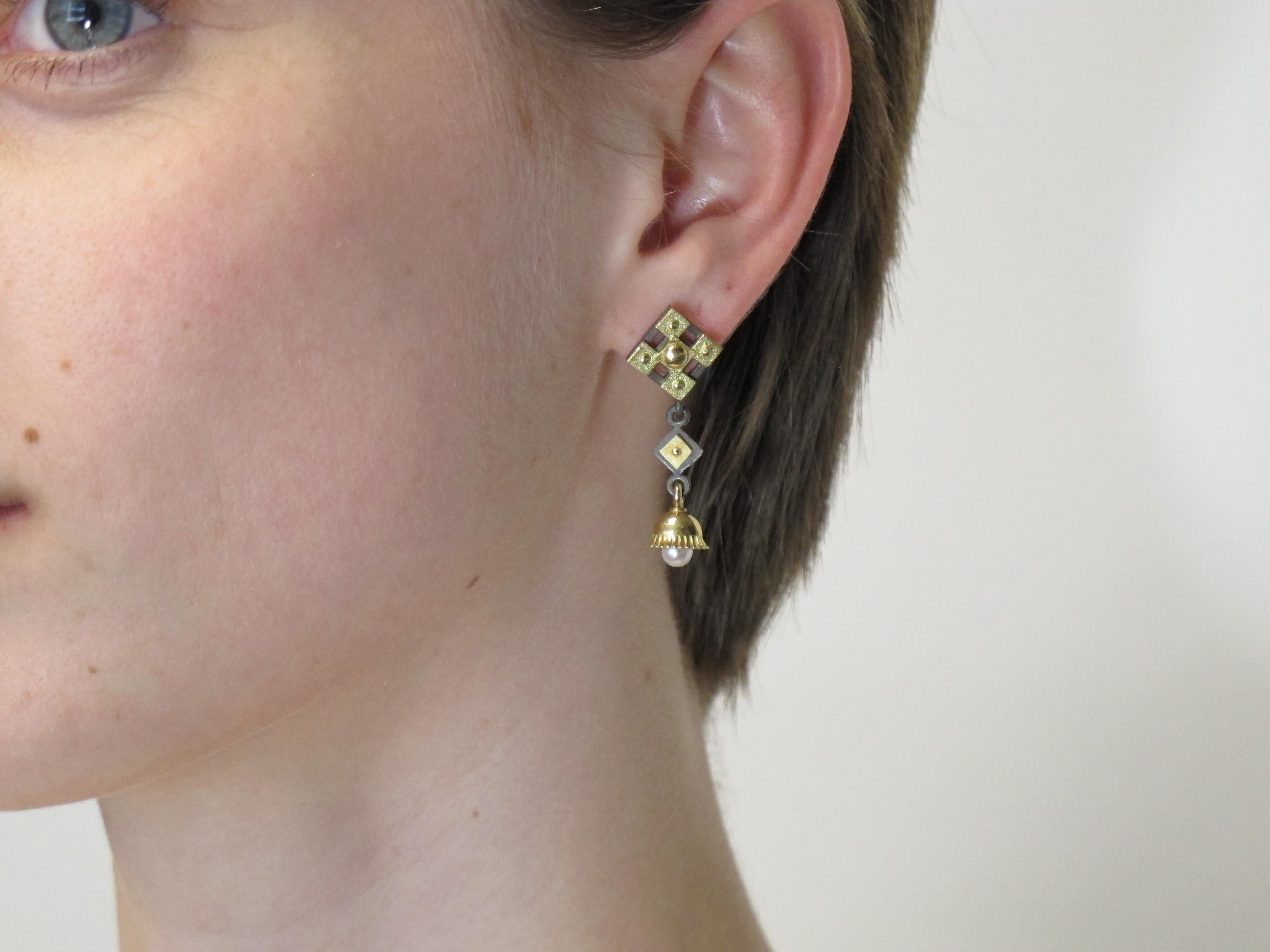 Antike Perlmutt-Spielzeug-Ohrringe, Gelbgold und Silber  im Angebot 1