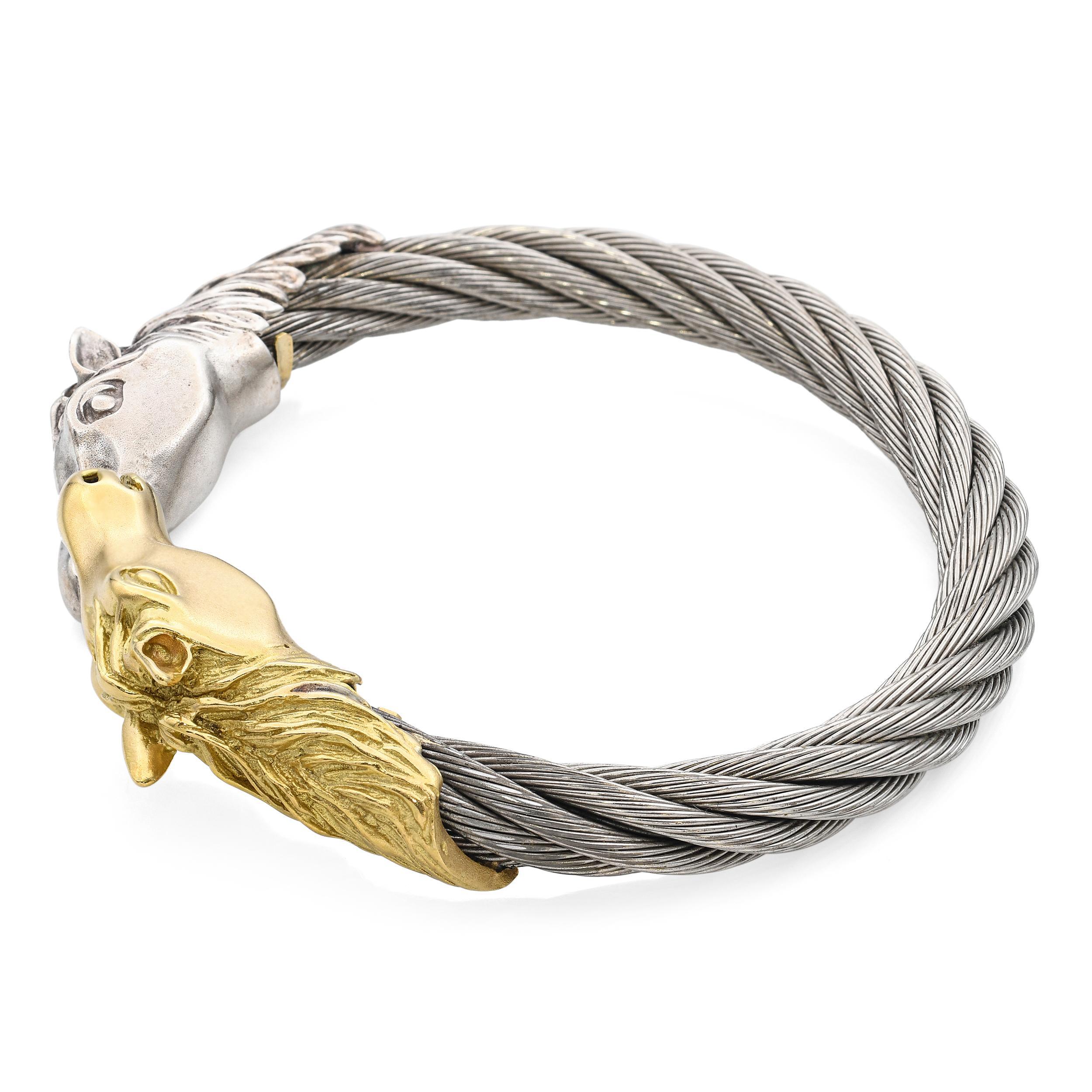 Dieses auffällige Vintage-Armband ist aus Gelbgold und Sterlingsilber gefertigt und bietet einen auffälligen, kontrastreichen Look. Das Design zeigt ein detailliertes Pferdemotiv, das Stärke und Eleganz symbolisiert. Die polierte Oberfläche und die