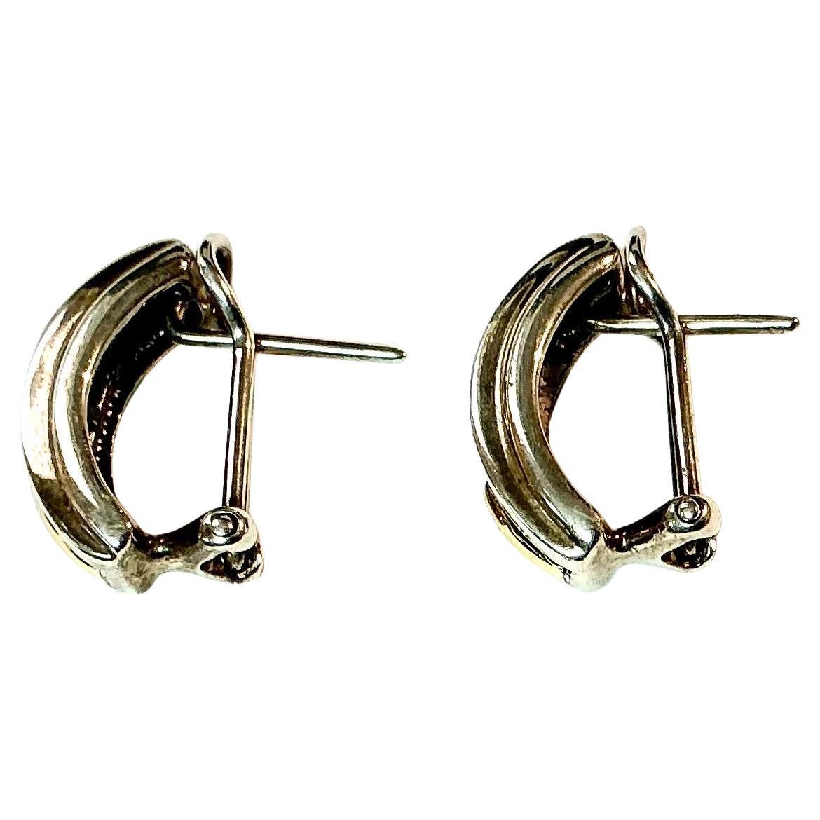 Orecchini vintage in oro 18 carati e argento sterling con zaffiri. Ogni orecchino ha due pietre di zaffiro da 3,5 mm. Supporto a clip francese. Marcato 18K e 925. 6,44 grammi TW.