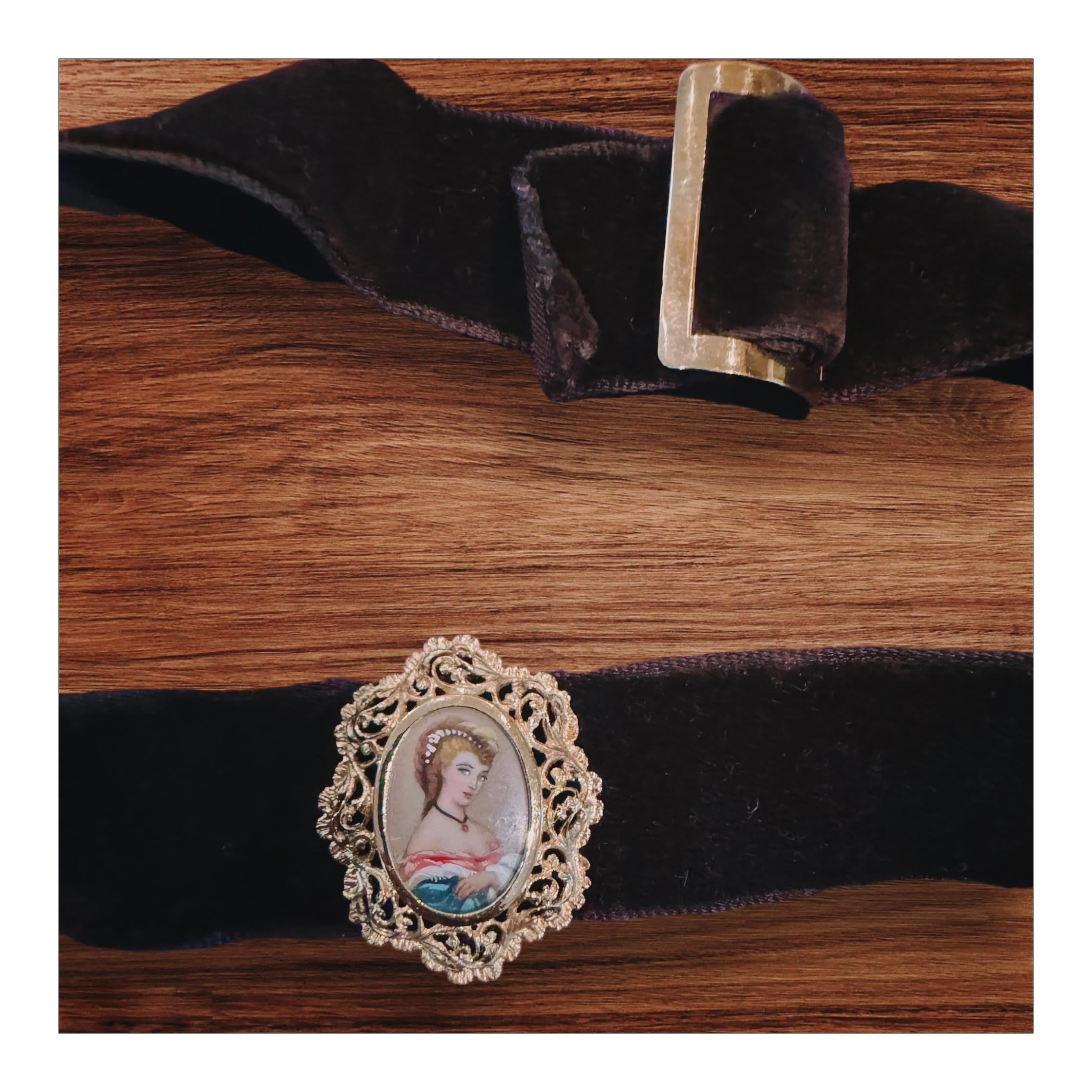 18K Yellow Gold and Velvet Choker 1