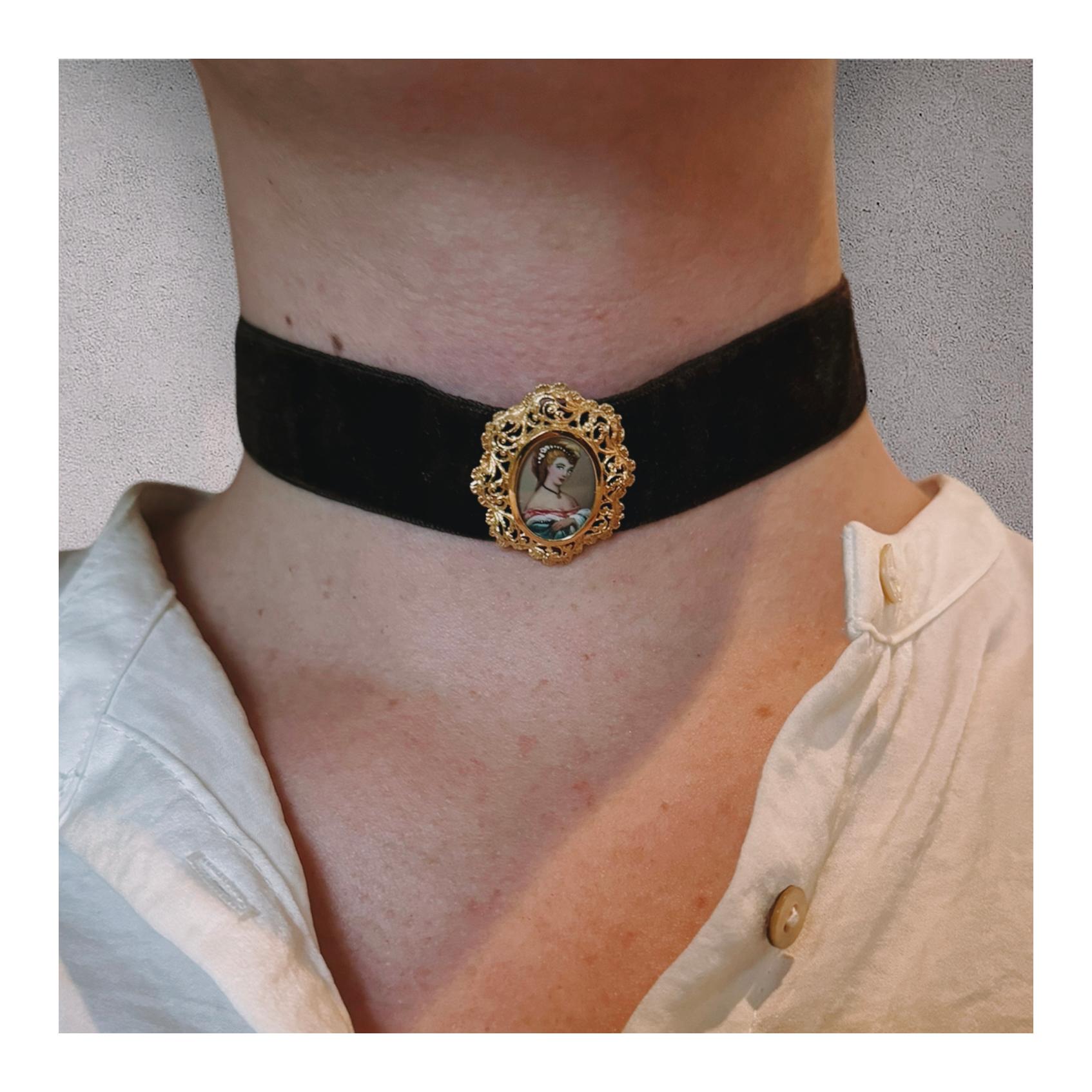 18K Yellow Gold and Velvet Choker For Sale 1