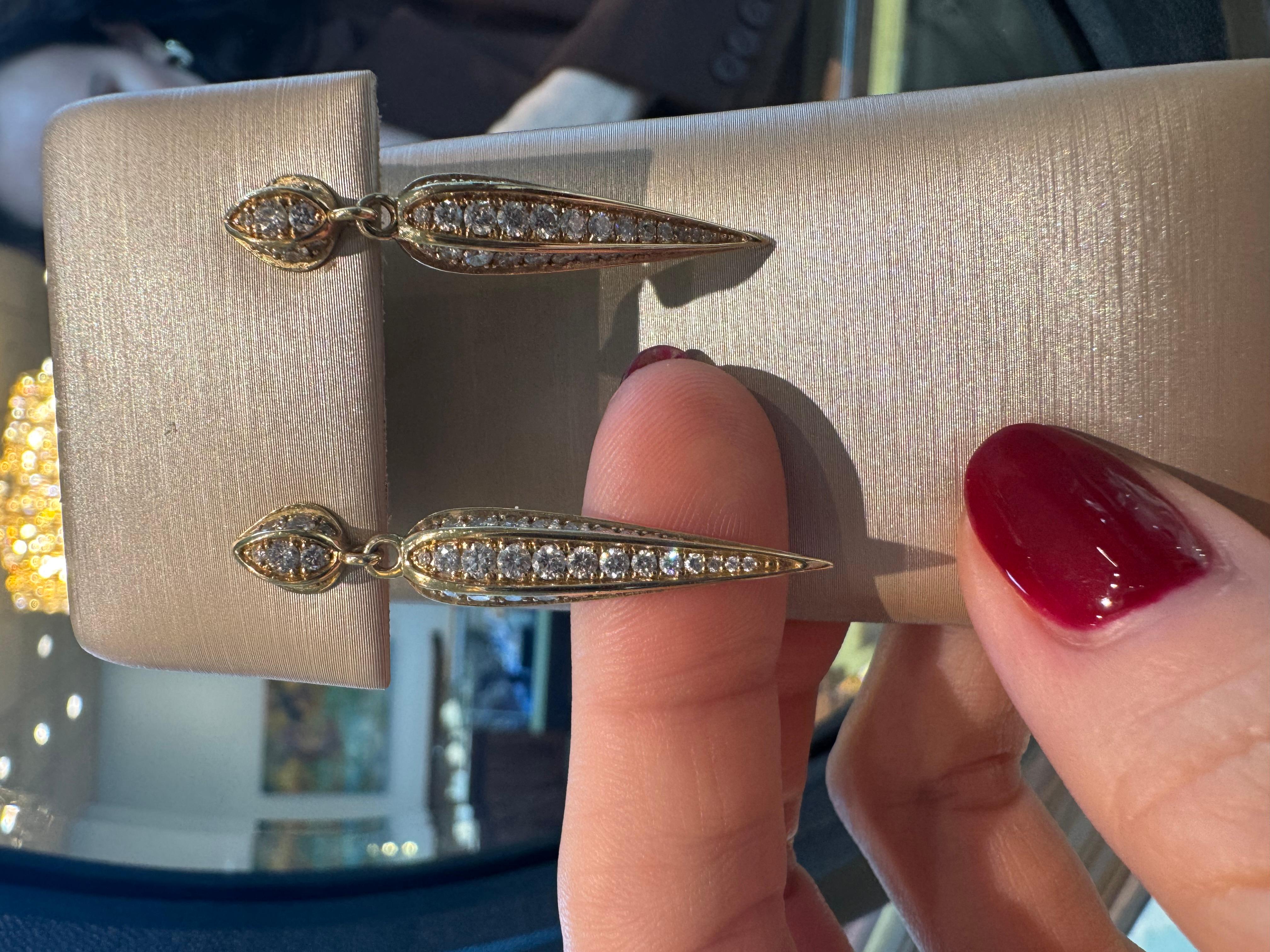 Eleganza della natura con questi splendidi orecchini a forma di foglia, realizzati in lussuoso oro giallo 18 carati. Questo design di Syna Jewlery è caratterizzato da un grazioso ma incisivo motivo a foglia, che simboleggia la crescita e la