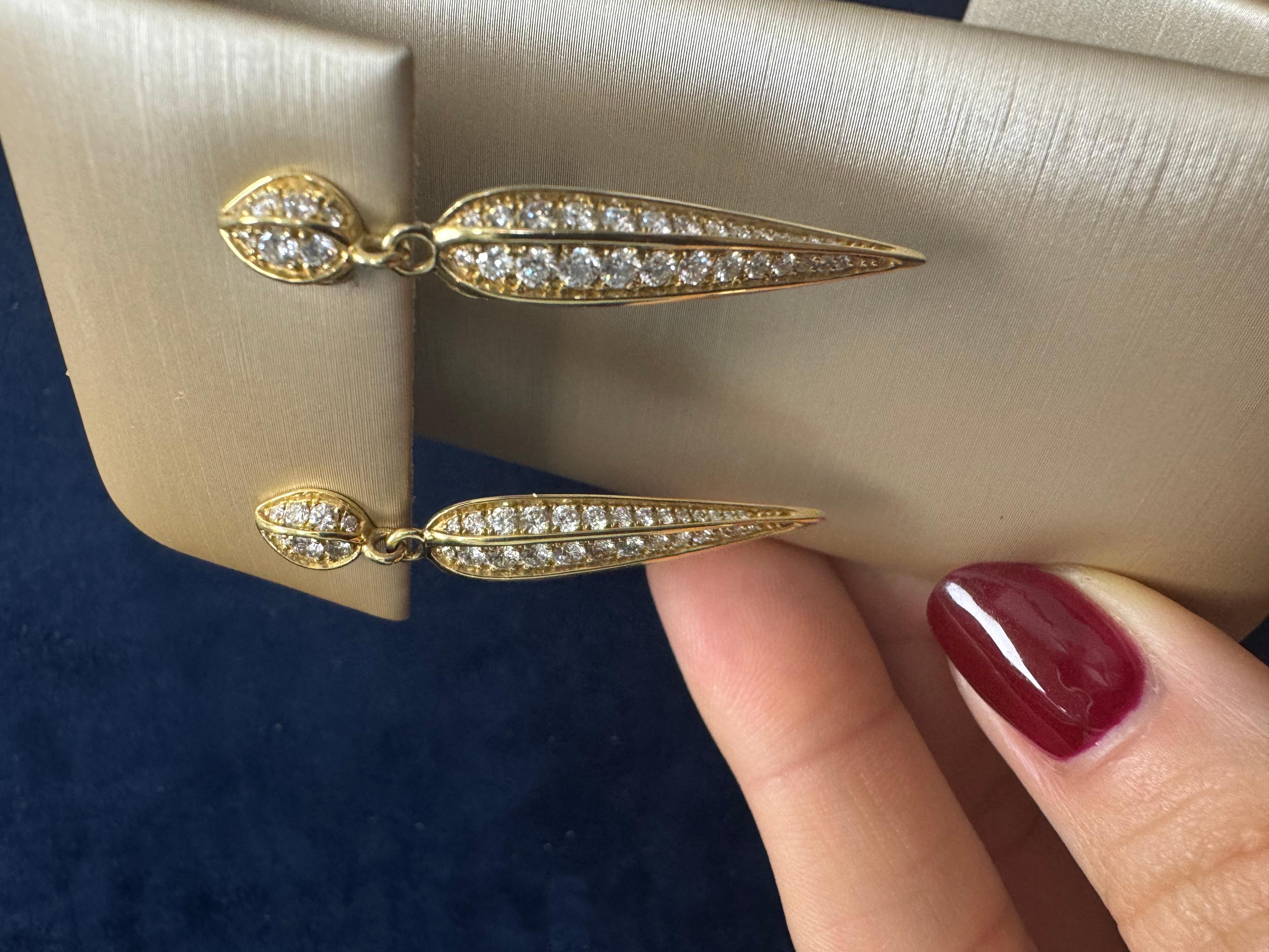 Artigiano Orecchini a foglia in oro giallo 18K e diamanti bianchi in vendita