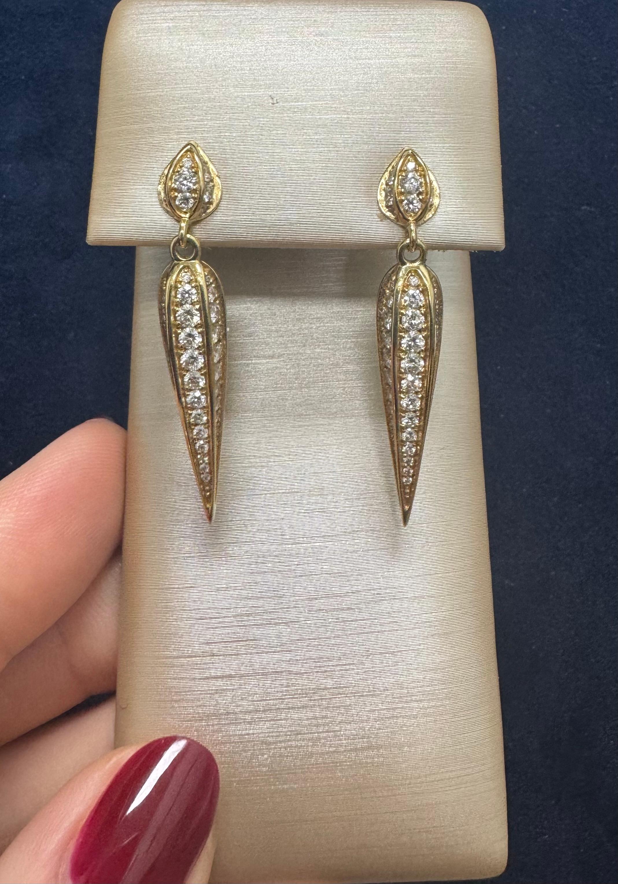 Taglio brillante Orecchini a foglia in oro giallo 18K e diamanti bianchi in vendita