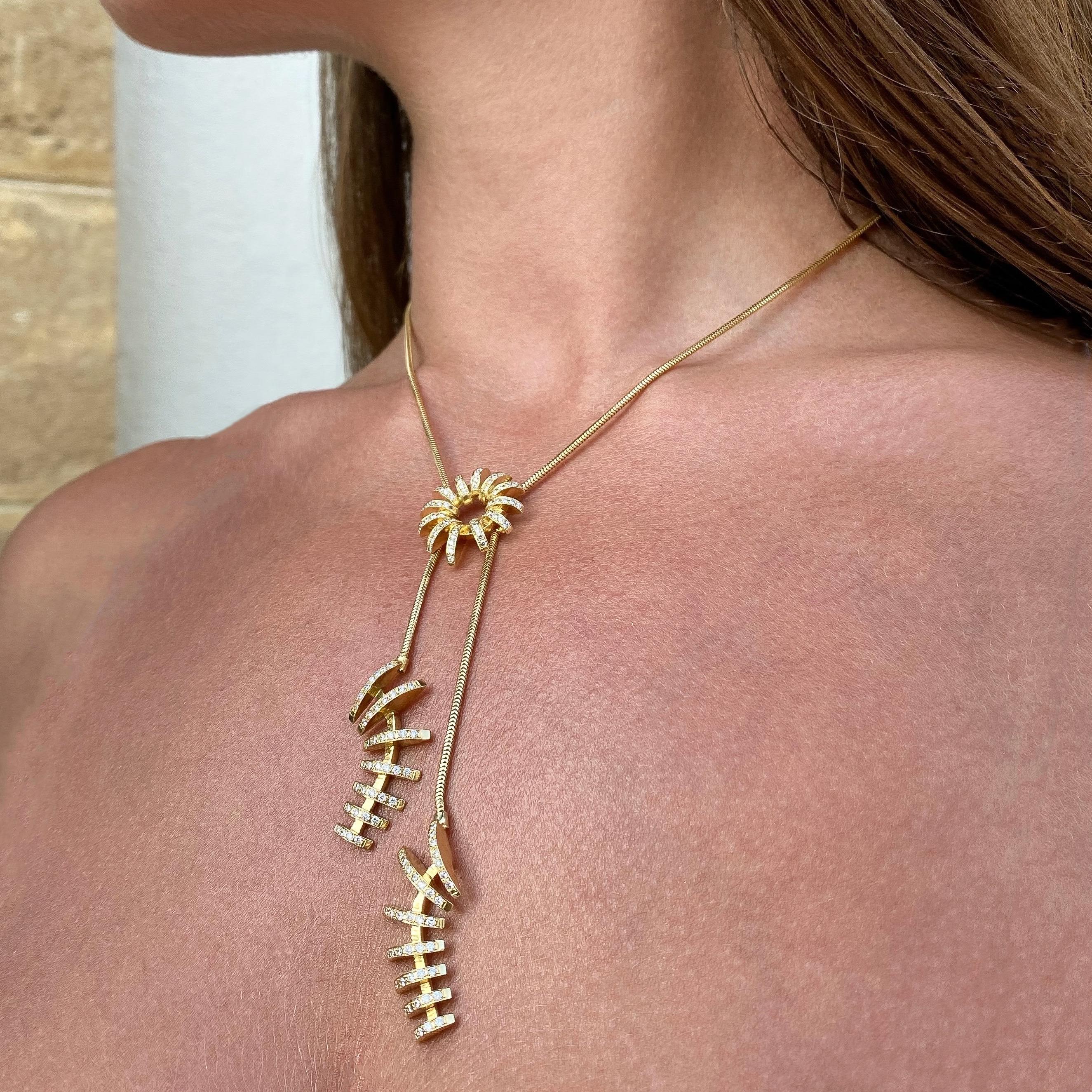 Maria Kotsoni- Zeitgenössische Sautoir-Halskette aus 18 Karat Gelbgold mit weißen Diamanten,  Damen im Angebot