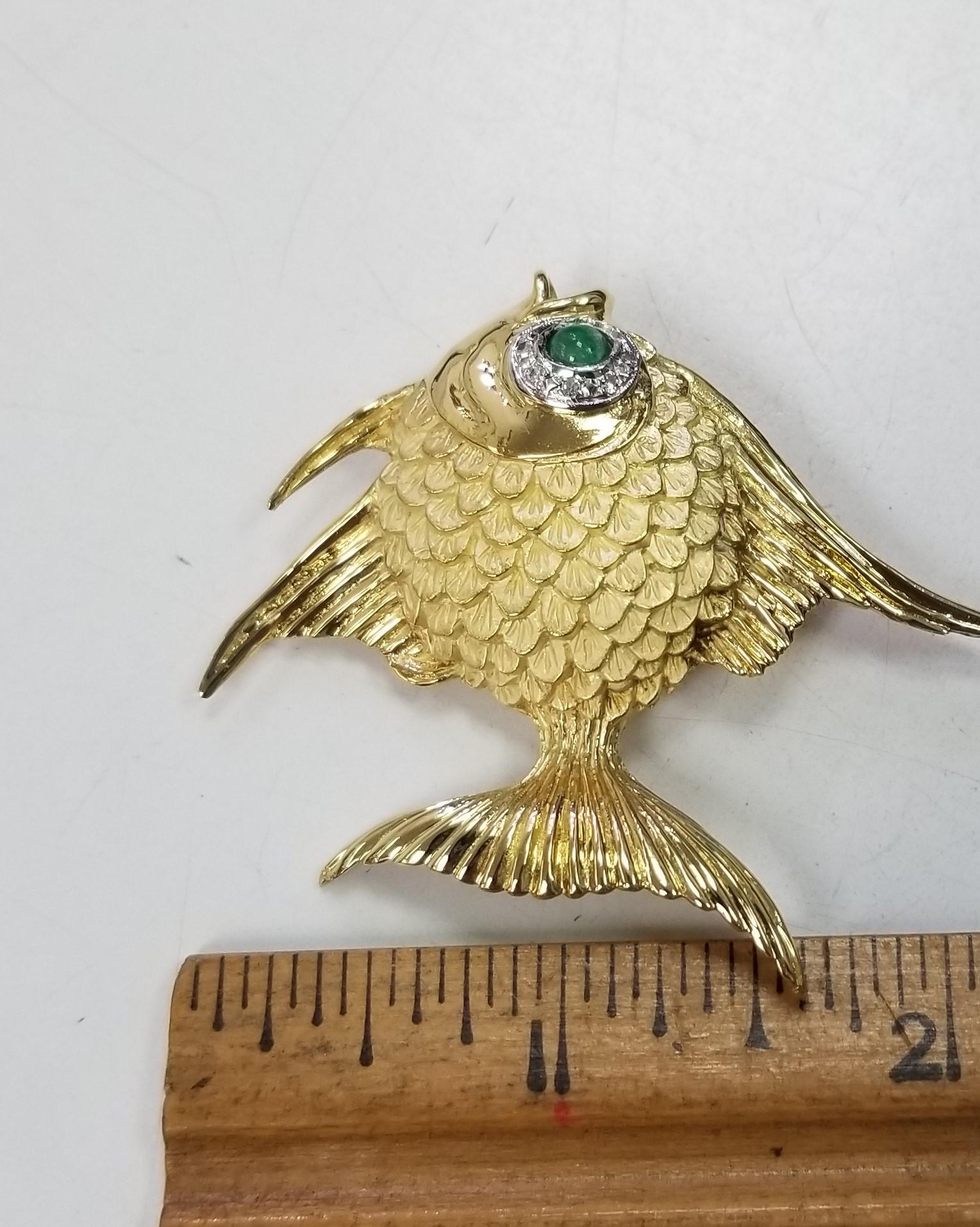 18K Yellow Gold Angel Fish With Diamonds and Emerald  Brooch In Excellent Condition For Sale In Los Angeles, CA