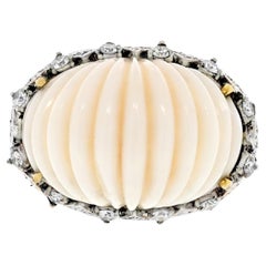 Anillo Piel de Ángel de Oro Amarillo de 18K Coral Acanalado y Diamante