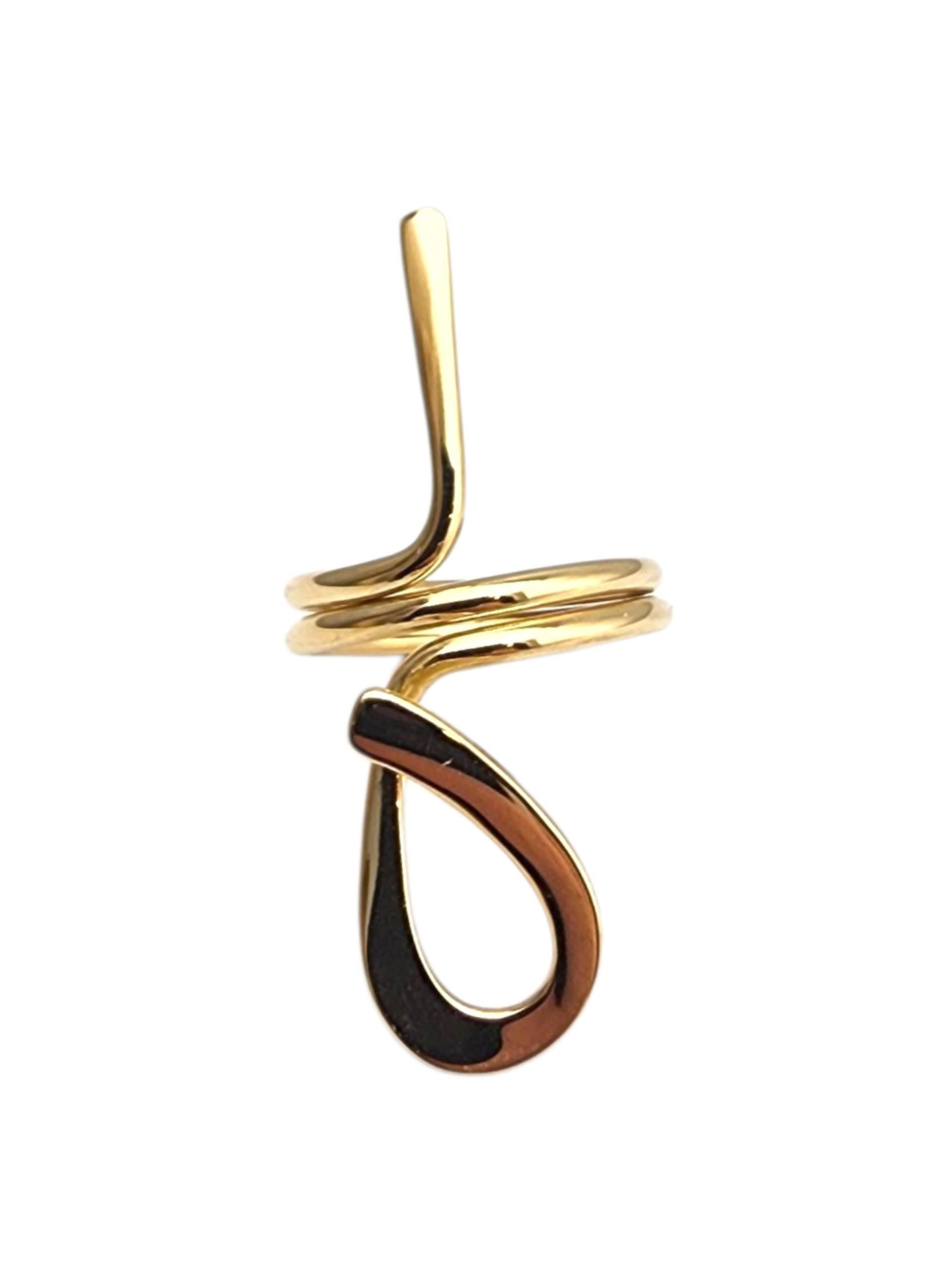 Anello con croce ANKH in oro giallo 18 carati -

Questo anello con croce Ankh in oro giallo 18 carati unisce il simbolismo antico all'eleganza moderna, rappresentando la vita e la forza in un design audace e senza tempo. 
