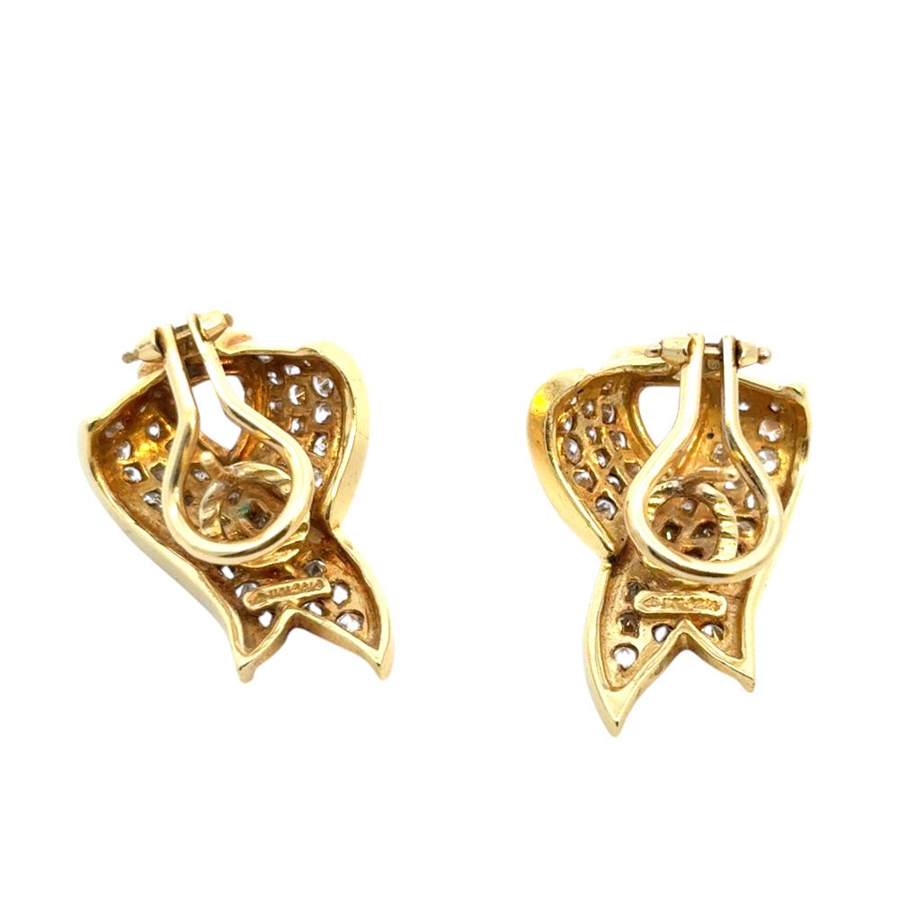 Boucles d'oreilles ruban en or jaune 18 carats avec diamants d'environ 1,17 carat en vente 6