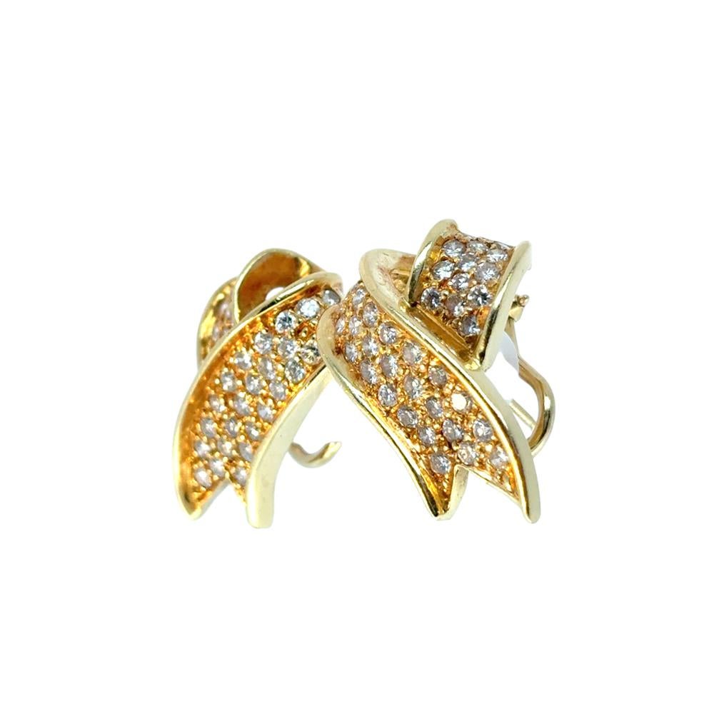Moderne Boucles d'oreilles ruban en or jaune 18 carats avec diamants d'environ 1,17 carat en vente