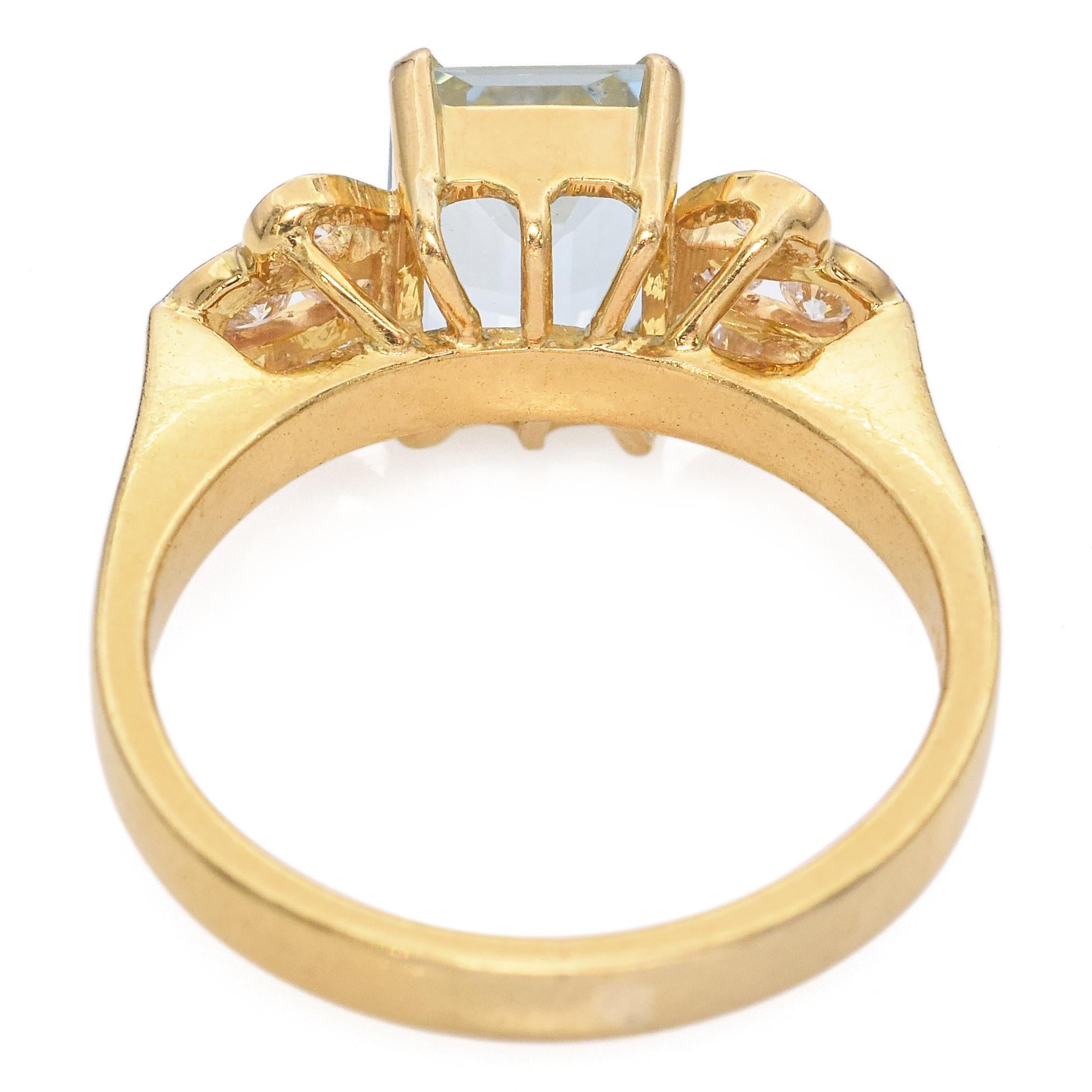 18K Yellow Gold Aquamarine and Diamond Ring In Good Condition In New York, NY