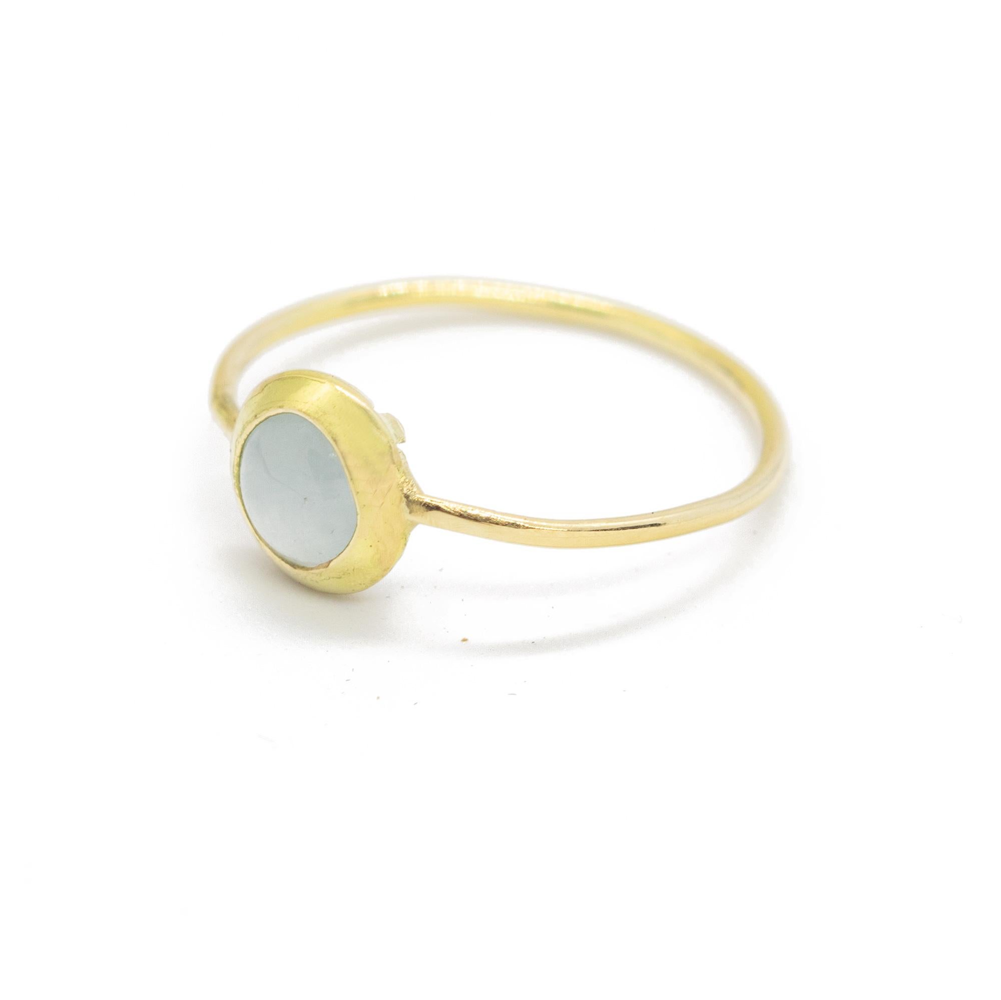 Taille cabochon Intini Jewels Bague empilable en or jaune 18 carats avec aigue-marine cabochon style Boho Chic en vente