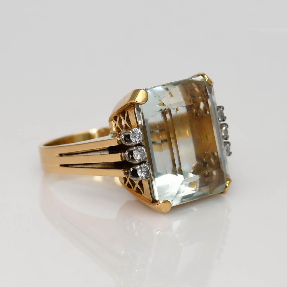 Bague de dame en or jaune 18 carats avec aigue-marine et diamants.
Testé en 18k et pèse 17,2 grammes, 13,5 grammes sans les pierres.
L'aigue-marine naturelle, bleu pâle, de forme coussin, taillée en escalier, 18,00 carats.
Sur les côtés se trouvent