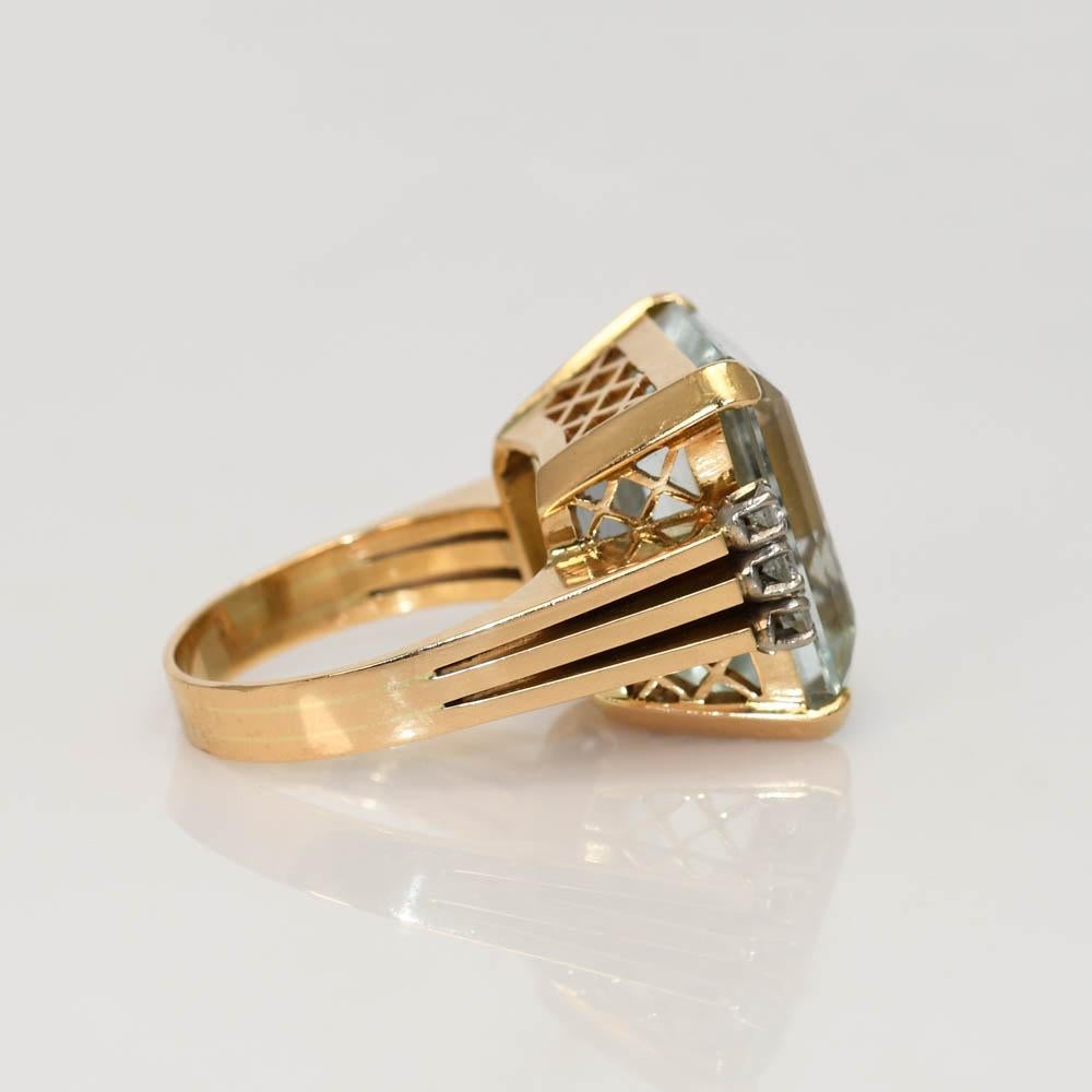 Taille coussin Bague en or jaune 18 carats aigue-marine et diamants en vente