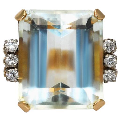 Anillo Aguamarina y Diamante en Oro Amarillo de 18K