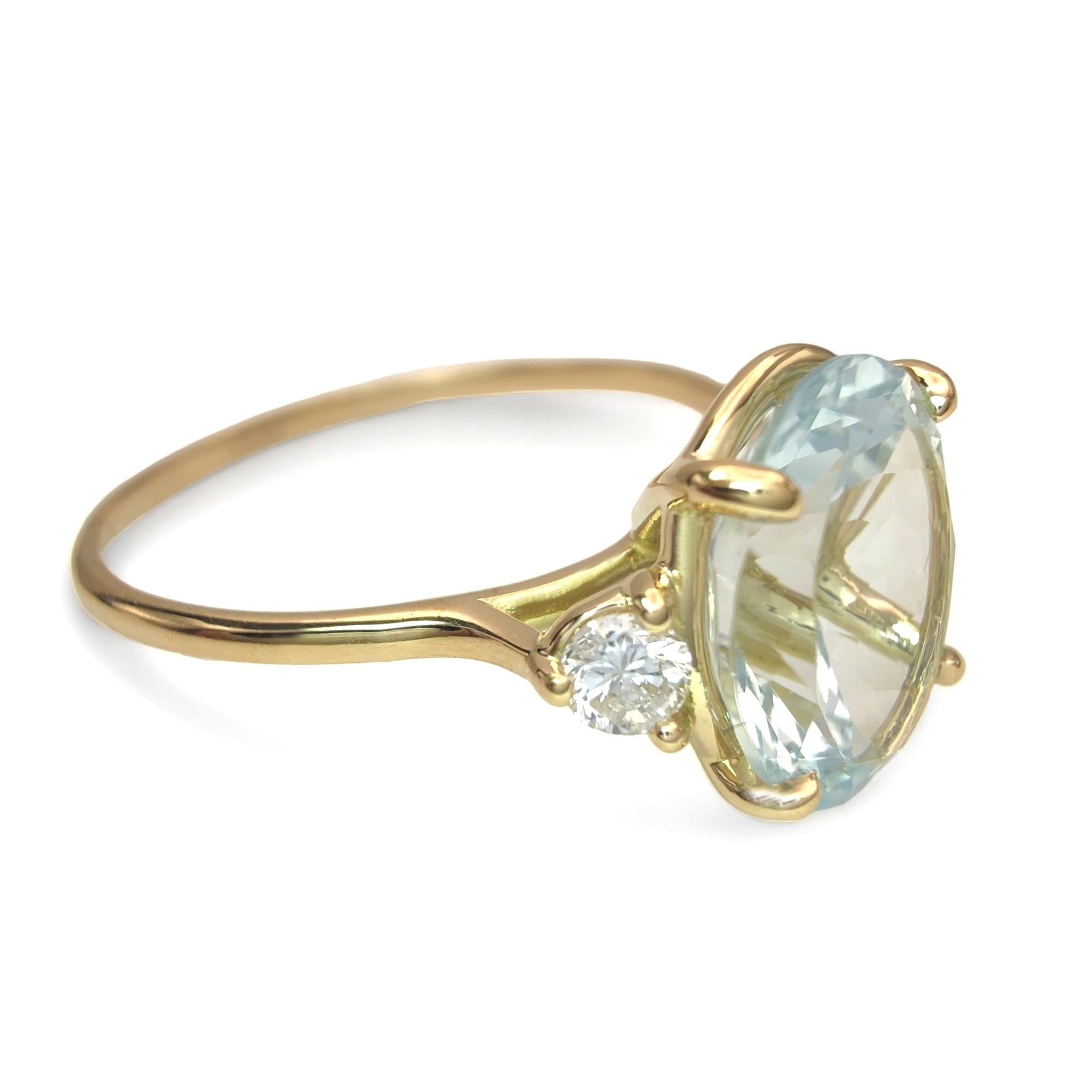 Flash sales - 18K Yellow Gold Aquamarine & Two Diamonds Women's Ring For Sale 5