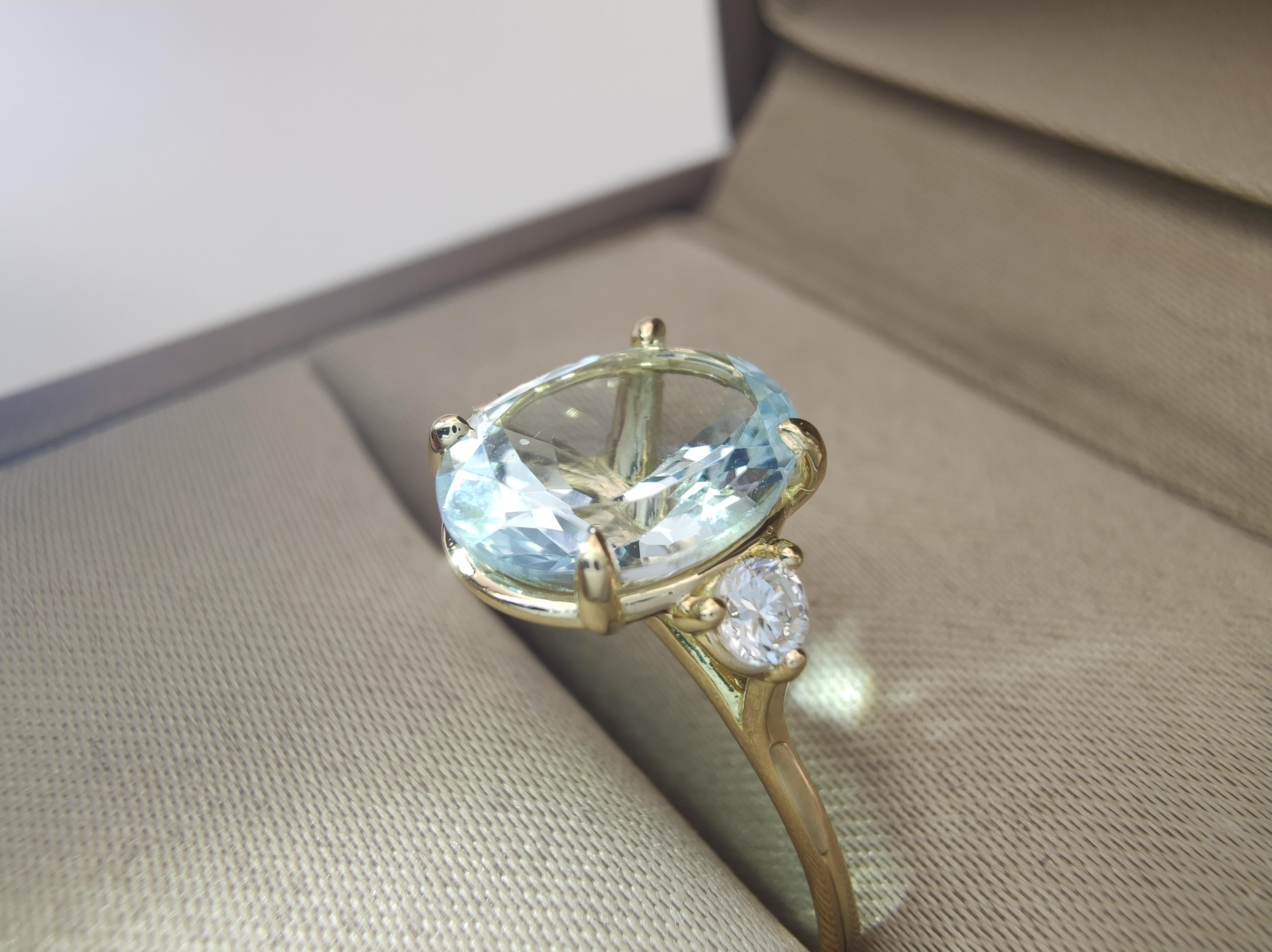 -Perfect for daily wear, this 18K Yellow Gold Aquamarine & Two Diamonds Women's Ring adds elegance to every moment.

Discover timeless elegance with our meticulously crafted 18K yellow gold women's ring featuring a captivating aquamarine centerpiece