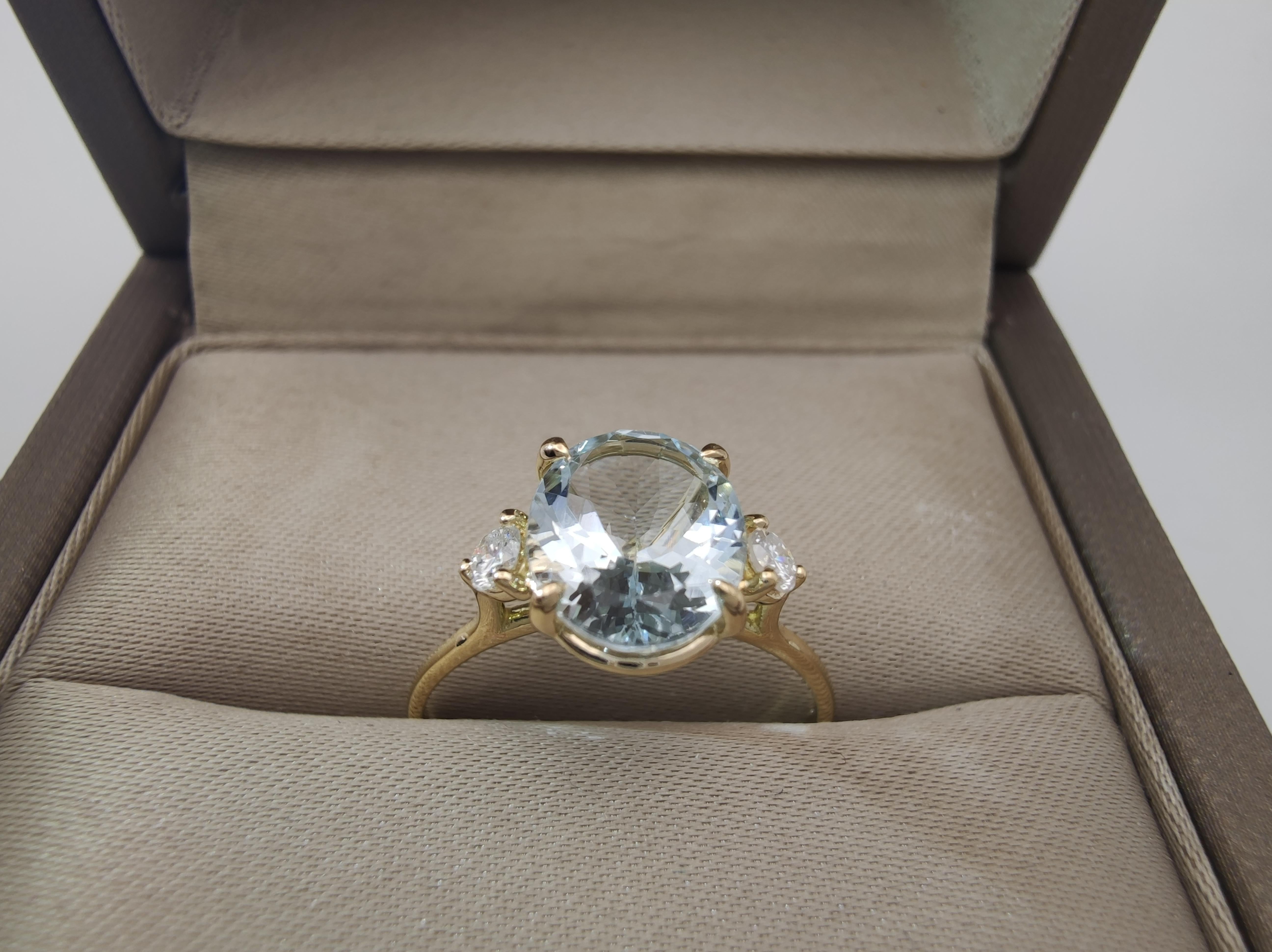 Contemporary Flash sales - 18K Yellow Gold Aquamarine & Two Diamonds Women's Ring For Sale